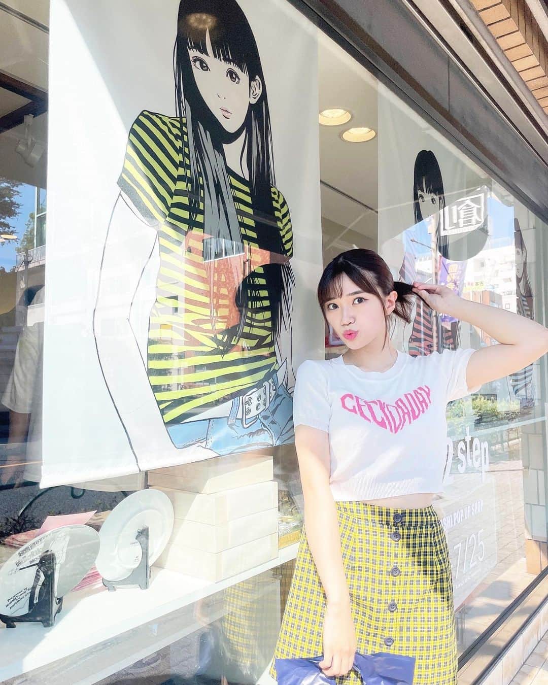 平岡明純のインスタグラム：「step to step ～ 江口寿史『step2』出版記念展～  リベストギャラリー創へ、最終日に 映美と行って来ました💕✨  江口先生が描く、可愛い美女たちがいっぱいの幸せ空間✨  サインとお写真まで撮影して頂き 夢のような時間でした✨😭💕  なんと‼️江口先生から、ミスヤングアニマルグランプリおめでとうと言って頂きました✨感無量です😭👙  #江口寿史　先生　 #steptostep展  @egutihisasi @libestgallery.sou @eguchiworks @yokomori_coffee」