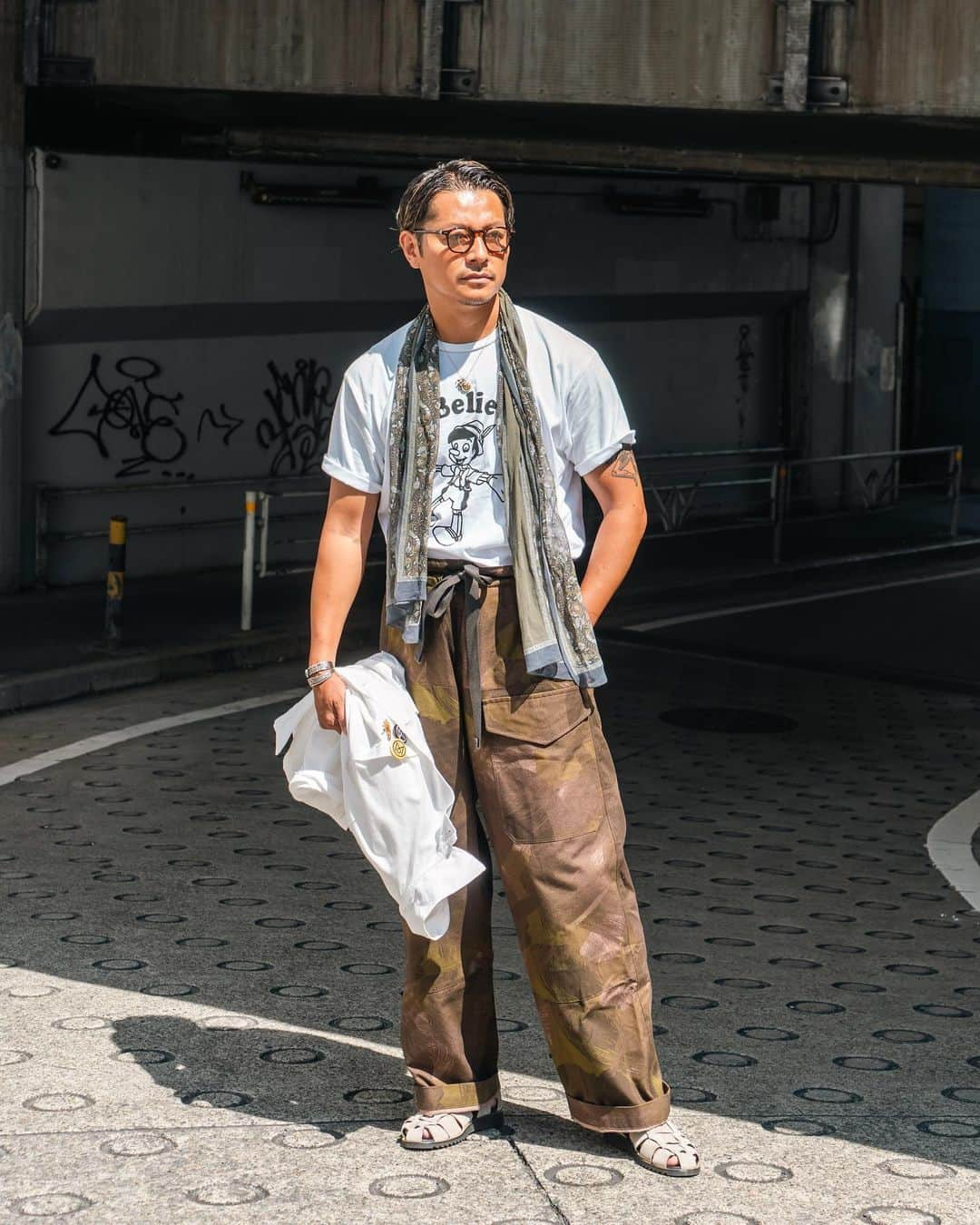 高田朋佳のインスタグラム：「Too hot summer outfit. The combination of “T-shirt with scarf” keeps a stylish man's summer outfit.  #summerstyle #summeroutfit #wearlness #salondewearlness #summervibes」