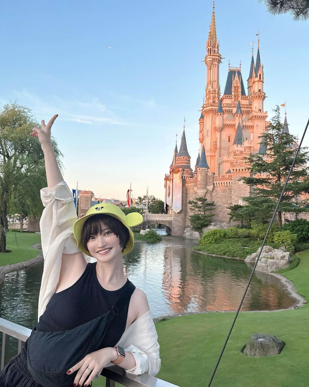 長澤愛のインスタグラム：「𓂃     #disneyland 🏰🌈     かなり久々に行ったけど、 やっぱ めちゃくちゃ楽しかった〜🥹❣️  いい写真いっぱいあるから また少しずつ載せていきます🎞️✨       #東京ディズニーランド #ディズニーランド #ディズニーコーデ #ミッキーコーデ #モノトーンコーデ #カーゴパンツ #アメスリ #アメスリタンク #tokyodisneyland」