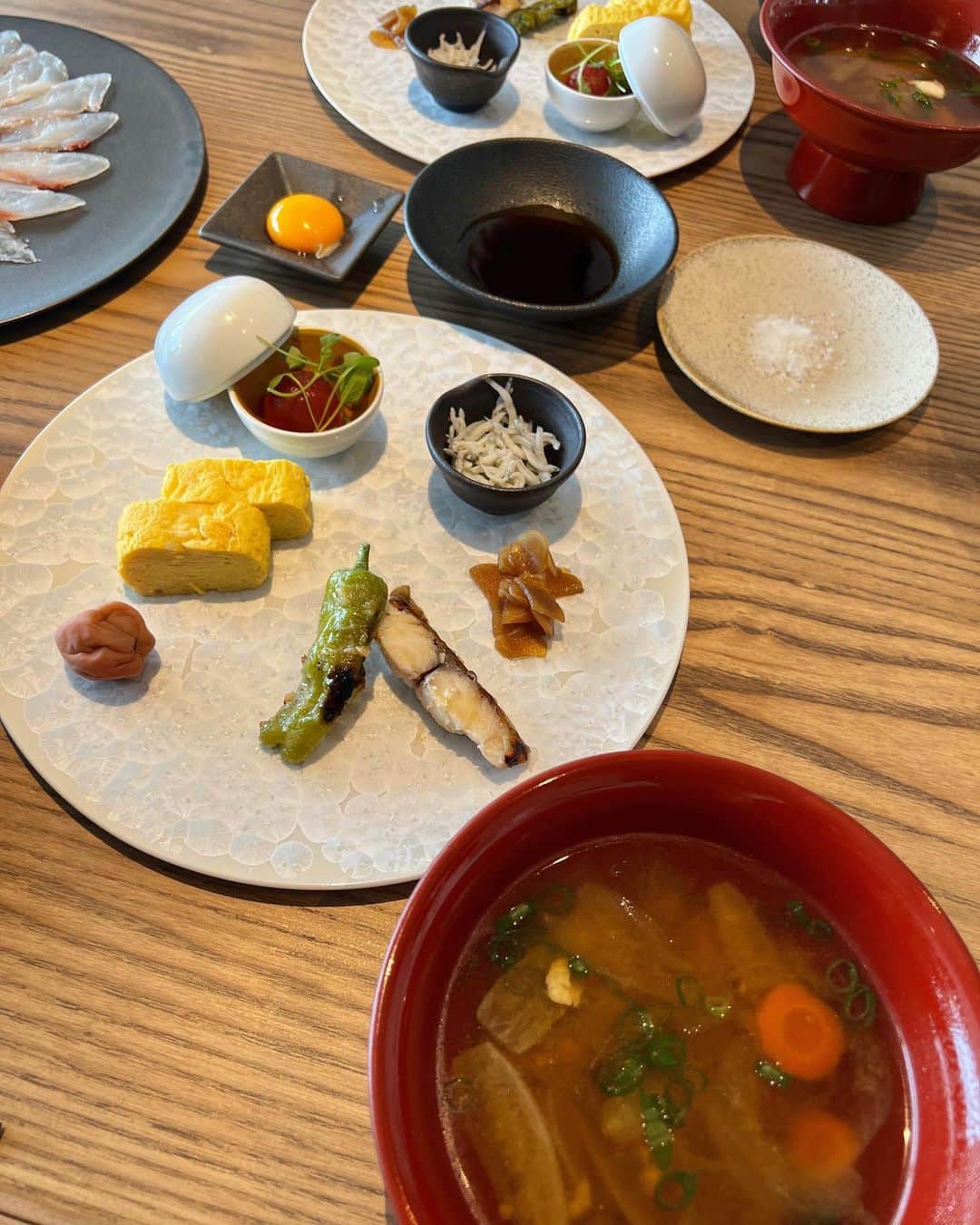 明松美玖さんのインスタグラム写真 - (明松美玖Instagram)「、 親友とピヨとの寛ぎ女子旅🌿  伊豆にあるお宿は自然エネルギーを活用し電力やガスも自給。すべてオフグリット仕様🌳  伊豆の食資源を使ったお料理も全て美味しかったです🌏  年々、静かな場所でリラックスしたくなります〜🌙」7月25日 19時20分 - shashishu_daily