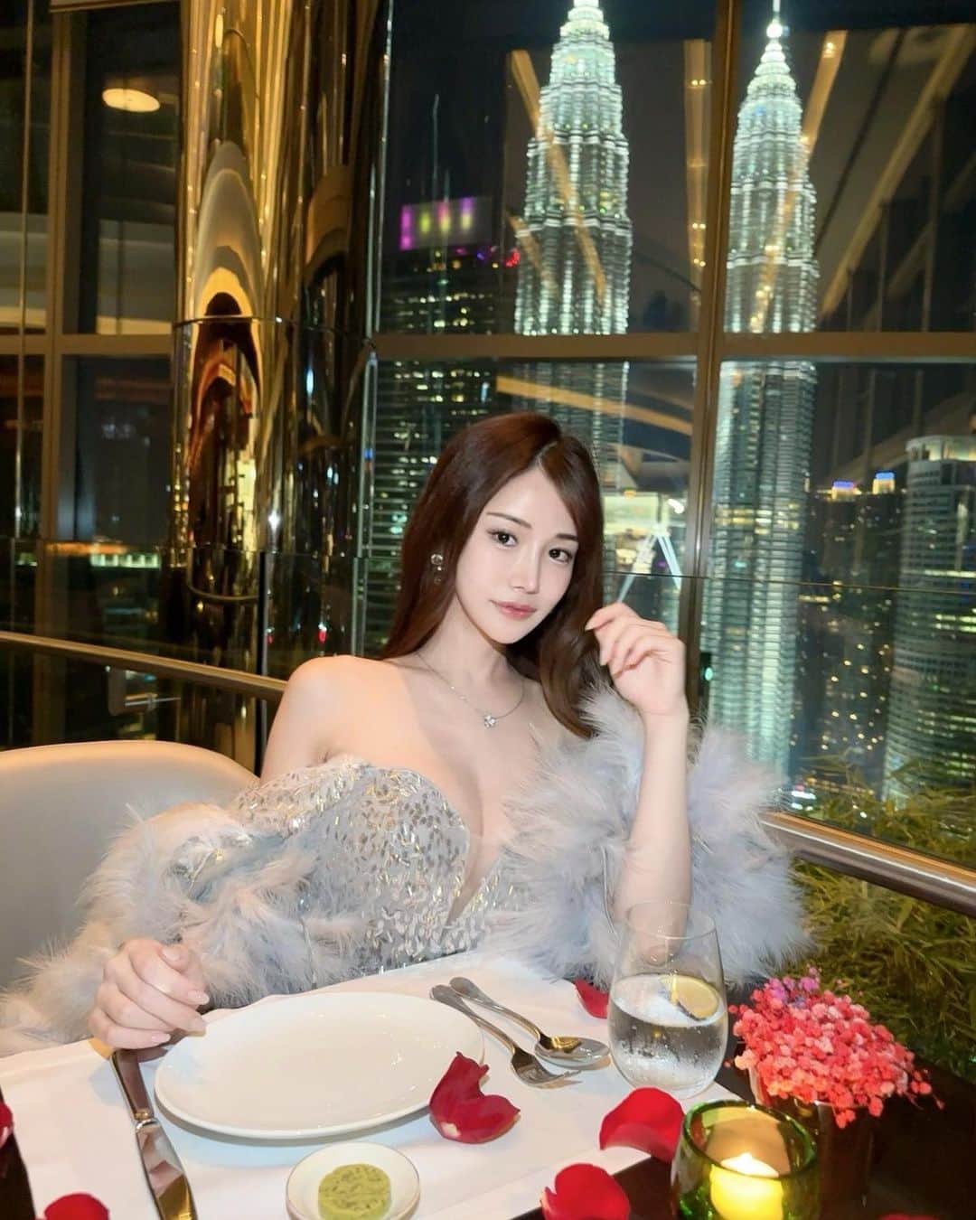のインスタグラム：「Happy birthday to me🌹27歳になりました🥰また成長した私をお見せできるようにがんばります♡  ここがグランドハイアット🇲🇾の特等席らしいwまじ?w」