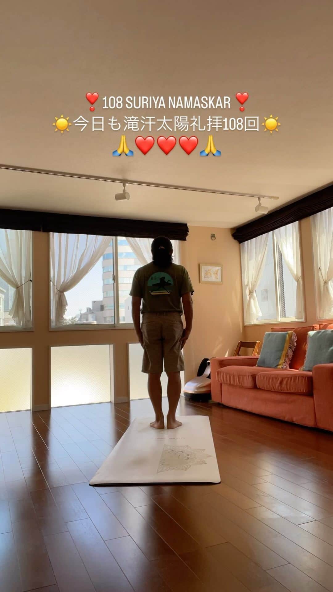 Ken Harakumaのインスタグラム：「❣️Positive mind❣️ 今日も滝汗太陽礼拝108回☀️☀️☀️ 🙏❤️❤️❤️🙏 @international_yoga_center  @iyc_jinbocho  @iycpottery」