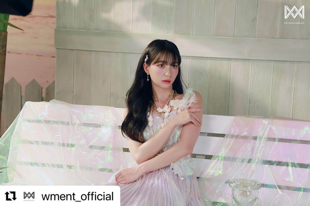 OH MY GIRLさんのインスタグラム写真 - (OH MY GIRLInstagram)「#Repost @wment_official ・・・ [오마이걸] 오마이걸이 돌아왔다는 소리가 들려♡ 여름이 들려 자켓 촬영 현장 비하인드ꔛ❤ 포스트 미리보기🔍  ➡ https://naver.me/F0wxhEtX  비하인드 스토리는 포스트를 통해 확인해주세요! 🎬  #오마이걸 #OHMYGIRL #OMG #여름이_들려」7月25日 19時21分 - wm_ohmygirl