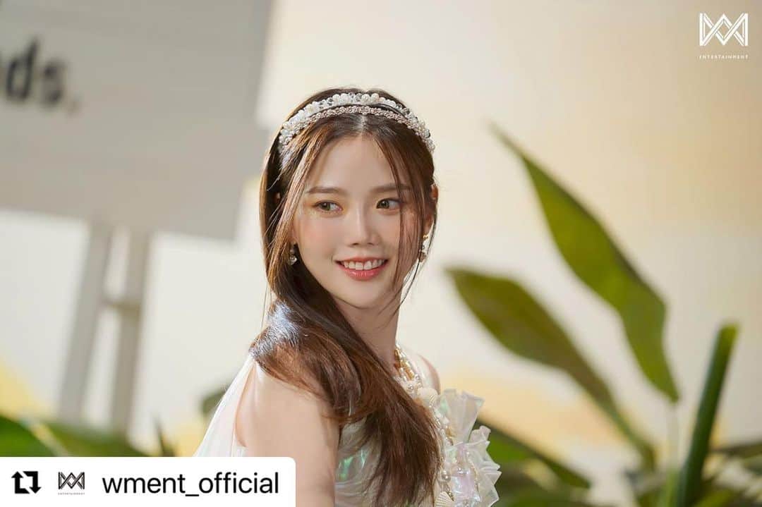 OH MY GIRLさんのインスタグラム写真 - (OH MY GIRLInstagram)「#Repost @wment_official ・・・ [오마이걸] 오마이걸이 돌아왔다는 소리가 들려♡ 여름이 들려 자켓 촬영 현장 비하인드ꔛ❤ 포스트 미리보기🔍  ➡ https://naver.me/F0wxhEtX  비하인드 스토리는 포스트를 통해 확인해주세요! 🎬  #오마이걸 #OHMYGIRL #OMG #여름이_들려」7月25日 19時21分 - wm_ohmygirl