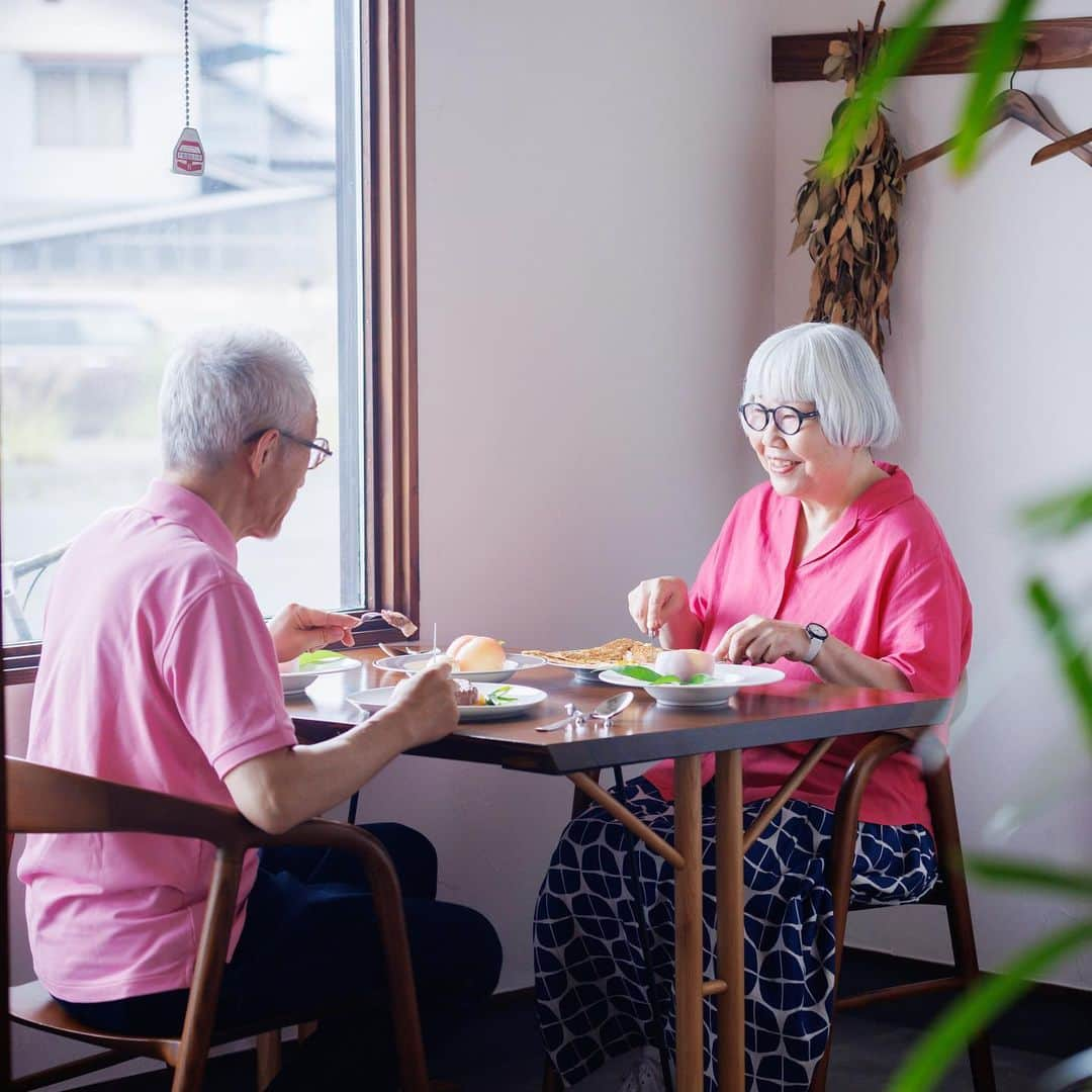 bon ponさんのインスタグラム写真 - (bon ponInstagram)「桃の産地として有名な福島県伊達郡桑折町(こおりまち)を訪ねて、今が旬の桃を味わい、桑折町の歴史に触れてきました🍑🍑🍑  伊達氏発祥の地として知られる桑折町は、かつては奥州・羽州街道の分岐点にある宿場町として栄えました。町のシンボル半田山の麓一面には桃畑が広がり、様々な品種の桃が生産されていますが、中でも桑折町産の「あかつき」は、平成6年以降連続で皇室に献上されており『献上桃の郷 こおり』と呼ばれています。  今回の私たちは、桃に合わせてピンクコーデ🩷🩷😊😊 仙台から約1時間で行くことができる桑折町。午後からゆっくり出かけても十分楽しむことができました🚗  最初に訪ねたのは、地元の新鮮食材をふんだんに使用したこだわりメニューの数々を提供されている、おしゃれな本格洋食店「こおり地産洋食店 メルバ」さん🍑🥬🥩🍽️ @brasseriemelba2022  ・桑折町特産ロイヤルピーチポークのソテー ・桑折町半田銀山そば粉のガレット ・桃を丸ごと1個使ったピーチ･メルバ をいただきました。 ピーチポークは柔らかく、ガレットは風味豊かで、ピーチ･メルバはほっぺたが落ちそうなほど、どれもとても美味しかったです😋😋  ◼︎営業時間 11:30〜14:00／17:30〜20:00 ◼︎定休日 火・水曜日 ◼︎電話番号 024-502-2386(予約優先制)  次に訪ねたのは、桑折町の歴史を学べる「旧伊達郡役所」。 1977(昭和52)年6月27日に国の重要文化財に指定された、桑折町のシンボル的な建物です。1883(明治16)年に桑折町有志の誘致運動で伊達郡役所が保原村から移されました。 総工費2万5千円、基礎は石積みで総二階建て、バルコニーと中央塔屋を持つ「擬洋風建築」の庁舎は、遠くからでも一際目を引きました。 1926(大正15)年に郡役所廃止となるまでの約43年間、郡行政の中心として機能し、郡役所廃止後も様々な事務所として使われてきました。  2011年3月11日の東日本大震災では、屋内の漆喰壁の崩落や、基礎石がずれるなどの被害を受けましたが、耐震補強した上で修理されました。 スタッフの方の説明を受けながら、建物内を見学しました。其処此処に見られる意匠や匠の技に感嘆しました。 「旧伊達郡役所」は、今年開庁から140年を迎え、年間を通して140周年の記念事業が開催されます。ぜひ桑折町を訪ねて、明治ロマンを満喫してください。  ◼︎開館時間 9:00〜17:00(最終入館16:30) ◼︎休館日 毎週月曜日・祝日の翌日 ◼︎入館料 無料 ◼︎電話番号 024-582-5507  最後に訪ねたのは、地元の方々に愛されている老舗の「手作り菓子工房 大野屋」さん🍰 店内には洋菓子と和菓子のショーケースがあり、美味しそうなお菓子が並んでいました。 桃の果肉を生クリームと白あん、お餅で包んだ新感覚スイーツの「桃ふく」は、柔らかい桃ともっちりとした食感が楽しめ、お土産にもぴったり🍑 ほかに一口大のあんぱん(パンではなく餡が入った饅頭)や期間限定のふわふわかき氷も人気です🍧  ◼︎営業時間 9:00〜18:30 ◼︎定休日 水曜日・第1･3火曜日 ◼︎電話番号 024-582-3165  ＜デジタルスタンプラリー＞ 2023年9月15日まで、楽天イーグルスのグッズや桑折町ならではの品物が当たるデジタルスタンプラリーを開催しています。 詳しくは桑折町の公式LINE、公式HPをチェックしてくださいね。 ＊ ＊ #桑折町 #こおりまち #献上桃の郷 #夫婦 #60代 #ファッション #コーディネート #リンクコーデ #夫婦コーデ #グレイヘア #白髪 #共白髪 #couple #over60 #fashion #coordinate #instagramjapan #greyhair #grayhair #bonpon #bonpon511」7月25日 19時22分 - bonpon511