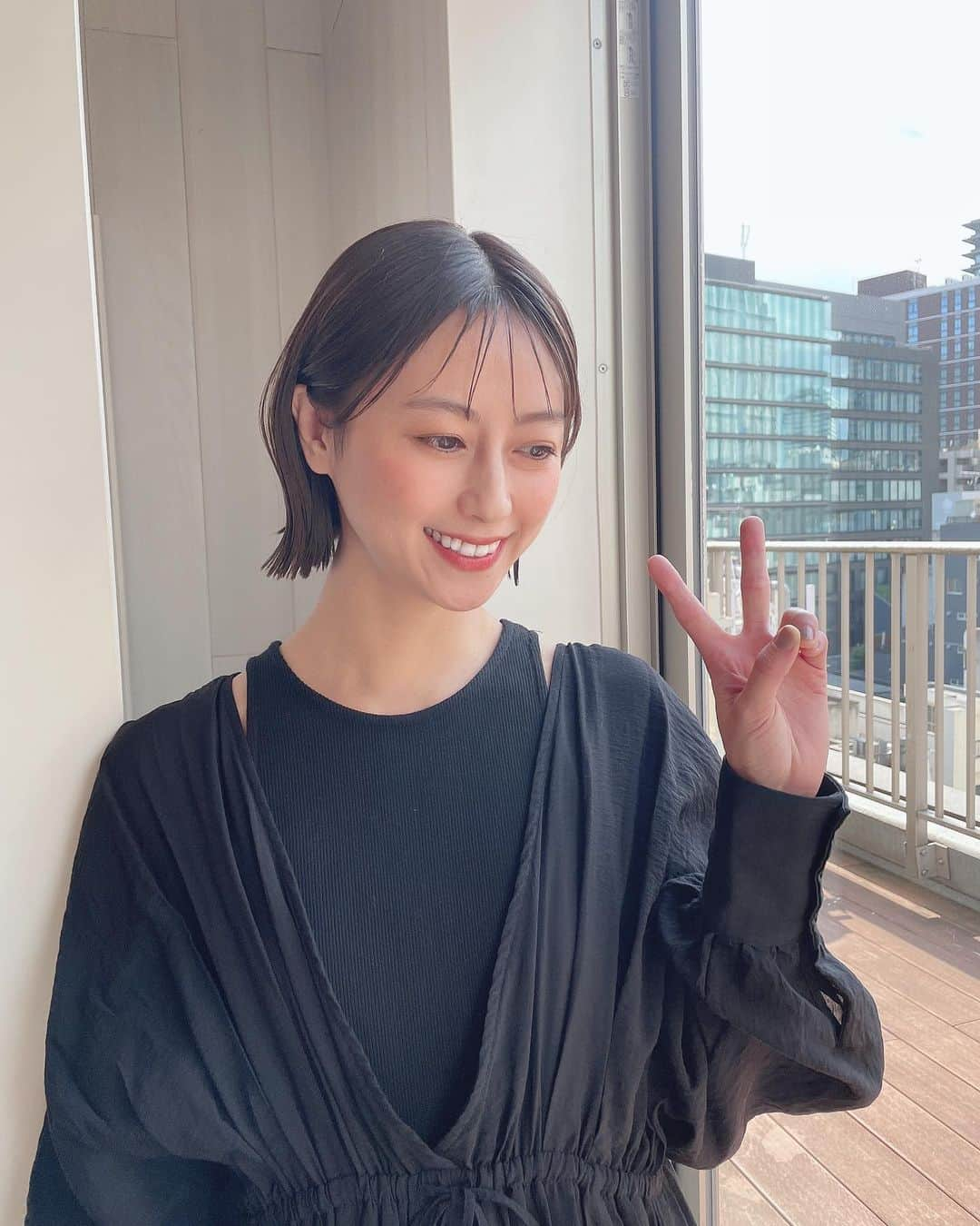 小坂温子さんのインスタグラム写真 - (小坂温子Instagram)「髪の毛さっぱりしました💇‍♀️ 久しぶりにこの長さ☺️ るんるん〜🩵 ミキティありがとう😍 #オリーブアッシュ  #カットカラー  #difinoakasaka」7月25日 19時22分 - kosaka_atsuko