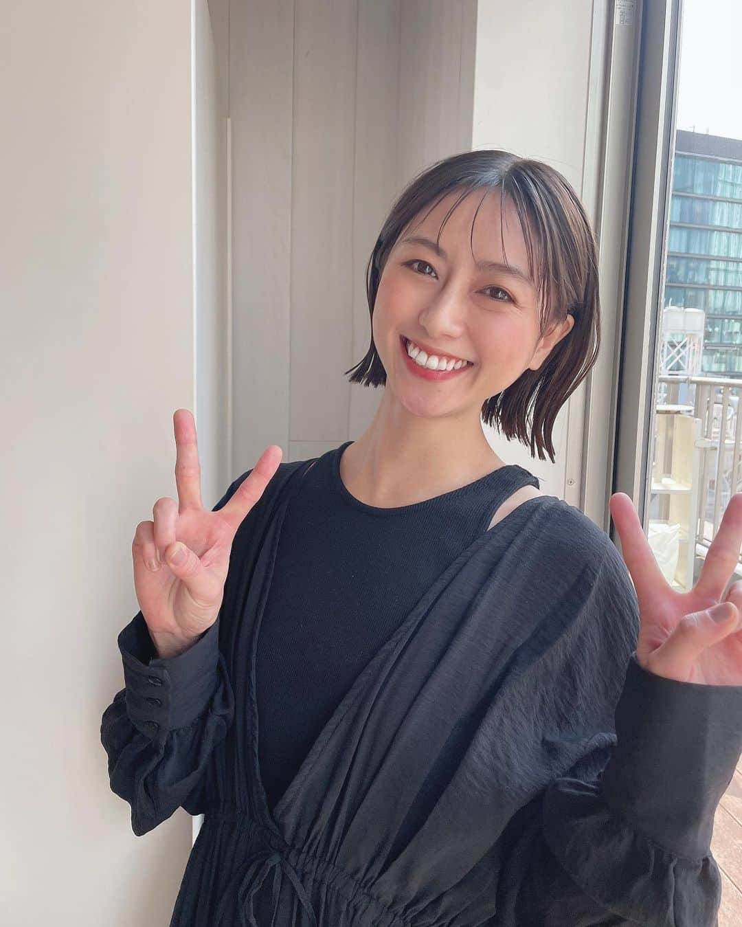 小坂温子さんのインスタグラム写真 - (小坂温子Instagram)「髪の毛さっぱりしました💇‍♀️ 久しぶりにこの長さ☺️ るんるん〜🩵 ミキティありがとう😍 #オリーブアッシュ  #カットカラー  #difinoakasaka」7月25日 19時22分 - kosaka_atsuko