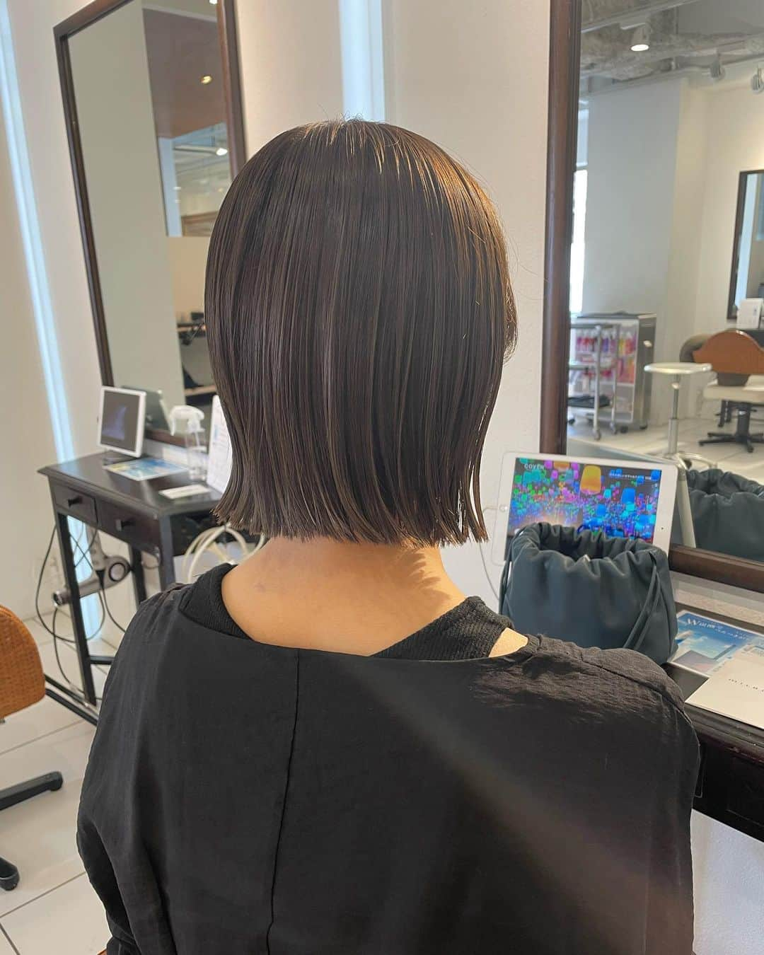 小坂温子さんのインスタグラム写真 - (小坂温子Instagram)「髪の毛さっぱりしました💇‍♀️ 久しぶりにこの長さ☺️ るんるん〜🩵 ミキティありがとう😍 #オリーブアッシュ  #カットカラー  #difinoakasaka」7月25日 19時22分 - kosaka_atsuko