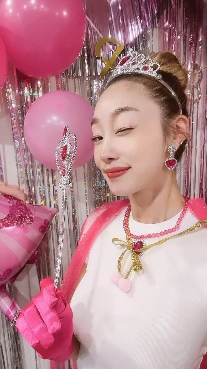 のインスタグラム：「아직 생일 아닌데 엉겹결에 생파한 1인... 맘껏 즐기겠어요🥳 모두모듀 행복해져라~~뿅💕」