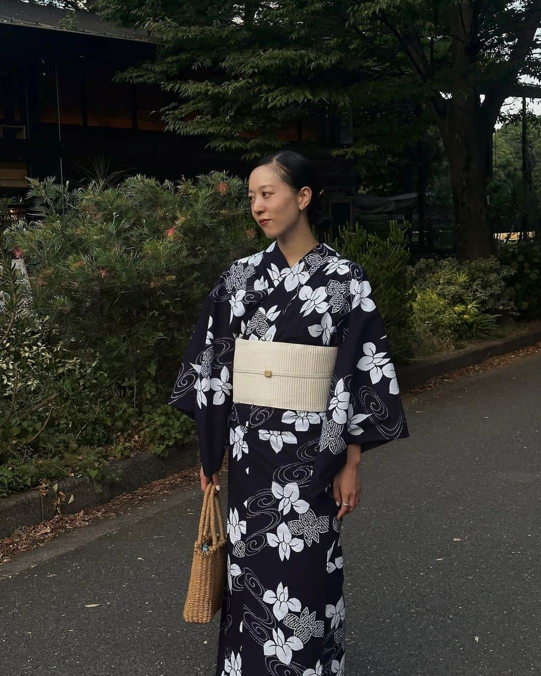 AICOのインスタグラム：「先日の荒川花火大会の際に、 @kimono_nakaya さんに素敵な浴衣をご用意して頂き行って来ました。ヴィンテージ浴衣を沢山ご用意して頂き、迷いに迷いましたがモダンでシックなこちらを選びました。素敵にトータルコーディネートもして頂きました👘久しぶりに浴衣を着て凛とした気持ちになりました。これからも浴衣やお着物を着る機会を作っていきたいなと思いました。 @ena1123 もとっても素敵な浴衣を着ています。可愛かった🎐 @kimono_nakaya の方々もとても素敵でした。ありがとうございました☺️またお願いします✨ #浴衣」