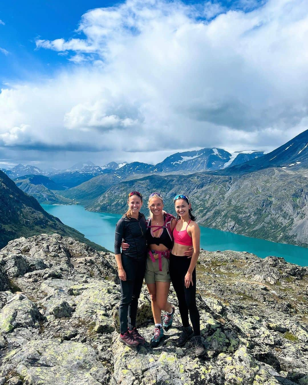 カミラ・ヤシェムさんのインスタグラム写真 - (カミラ・ヤシェムInstagram)「Topptur med topp selskap🫶🏼🥰⛰️🥾🌼   #vågå #vågåmo #knutshøe」7月25日 19時33分 - camillagjersem