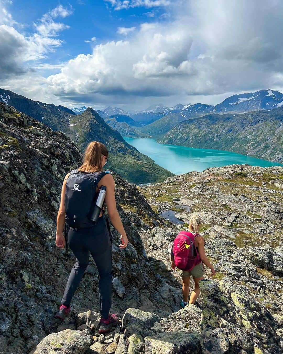 カミラ・ヤシェムさんのインスタグラム写真 - (カミラ・ヤシェムInstagram)「Topptur med topp selskap🫶🏼🥰⛰️🥾🌼   #vågå #vågåmo #knutshøe」7月25日 19時33分 - camillagjersem