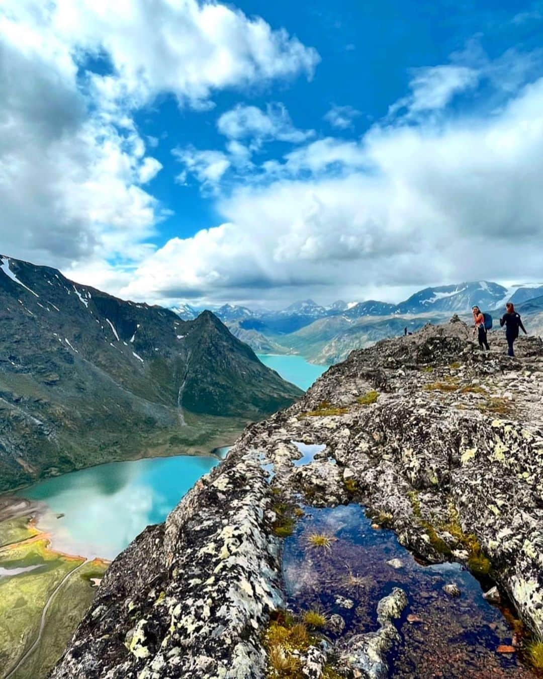 カミラ・ヤシェムさんのインスタグラム写真 - (カミラ・ヤシェムInstagram)「Topptur med topp selskap🫶🏼🥰⛰️🥾🌼   #vågå #vågåmo #knutshøe」7月25日 19時33分 - camillagjersem