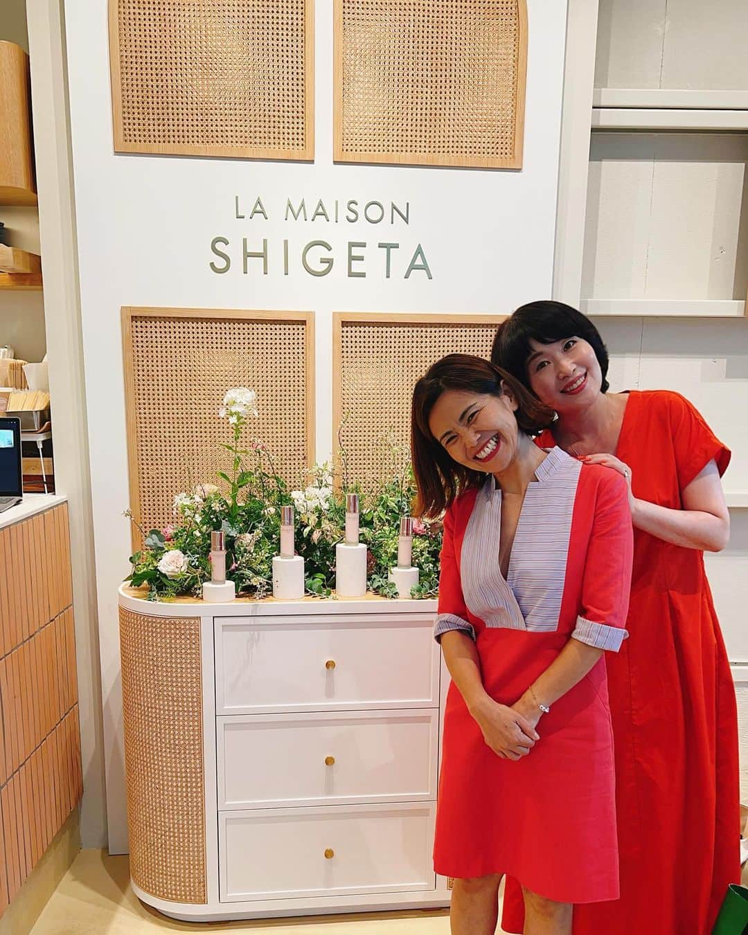 小林ひろ美のインスタグラム：「SHIGETA PARISの発表会へ♡  新発売の美容液（9月28日全国発売） #デュアルhaコンセントレート のテクスチャーにうっとりしながら、ホリスティックビューティの大切さを実感しました。 まずは呼吸法から意識してみようかな😊  笑顔が最高にチャーミングなCHICOさんからも前向きなエネルギーをいただきました✨」