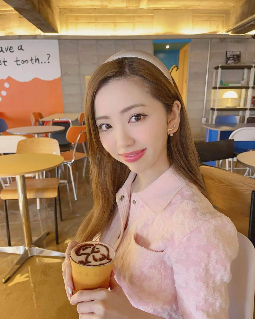 濵松里緒菜のインスタグラム：「韓国のカフェはそれぞれコンセプトがあって おしゃれでいいな〜🥰  ここはラテアート 描いてくれました🦜  #韓国 #カフェ #韓国カフェ #カフェ巡り #카페 #cafe #koreancafe #カフェ巡り好き #カフェ好き #ラテ #ラテアート #Riona #리오나」