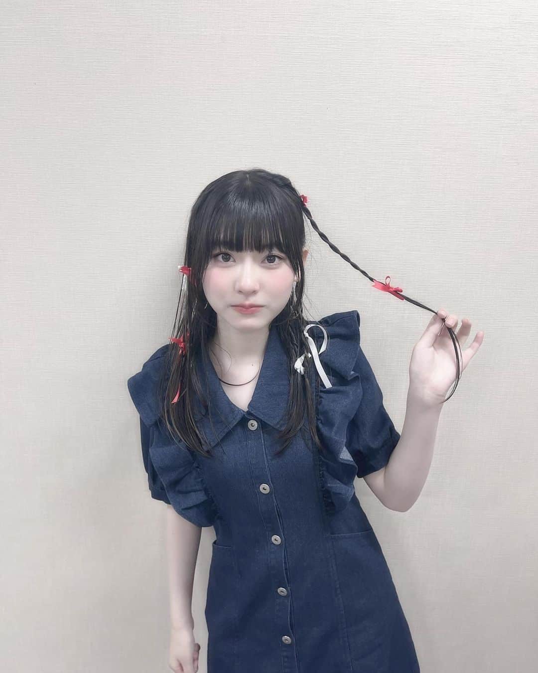 歩花のインスタグラム：「ヘアアレンジしてもらいました✌️ リボンたくさんでかわいー🎀  #ヘアアレンジ #リボン #リボンアレンジ #みつあみ #みつあみアレンジ #デニム #anmille」