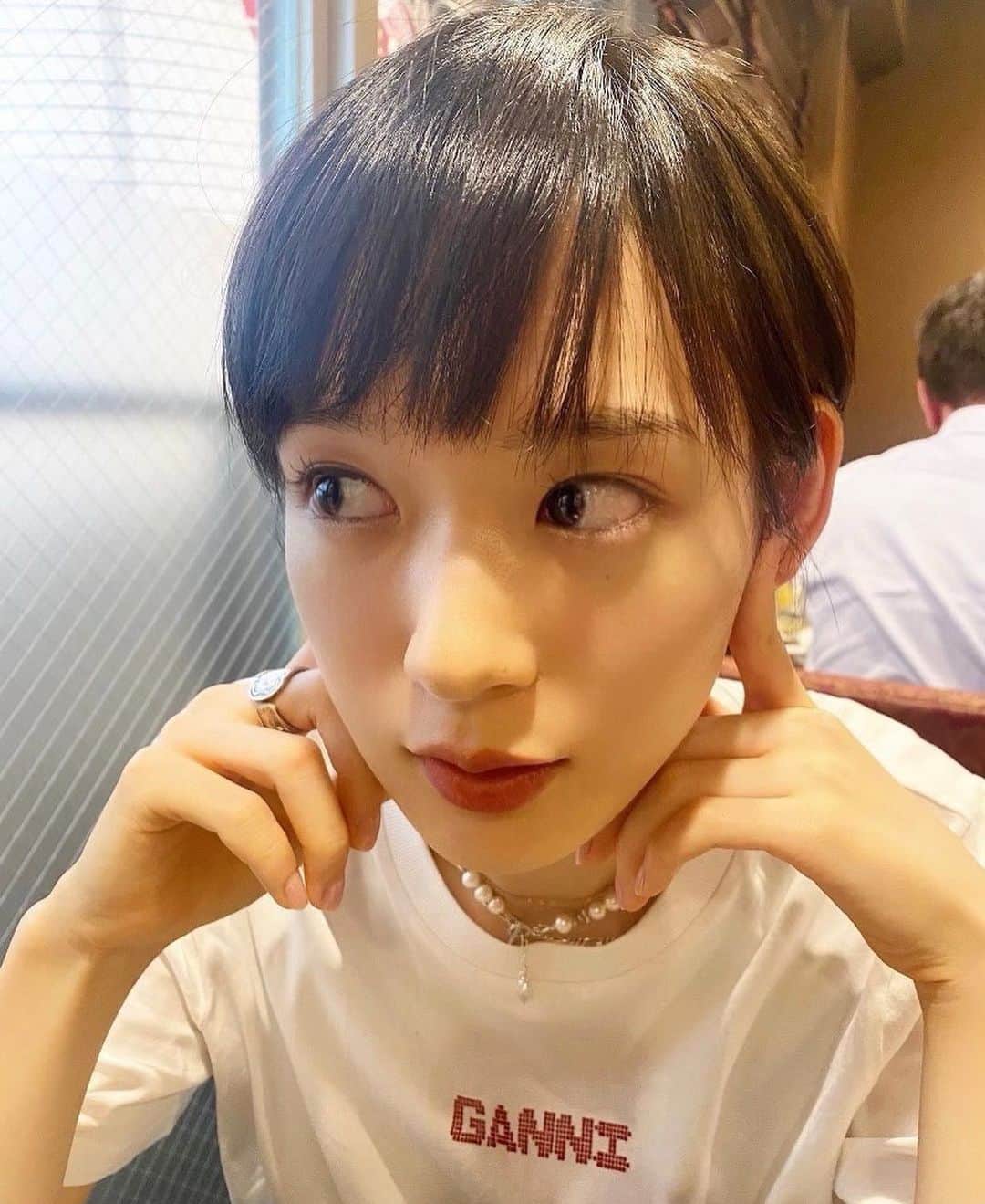 保紫萌香のインスタグラム：「散髪後の写真が少ないと思って、 撮ってってお願いしたけど、撮られ慣れてなくて恥ずかしくなって逃げました」