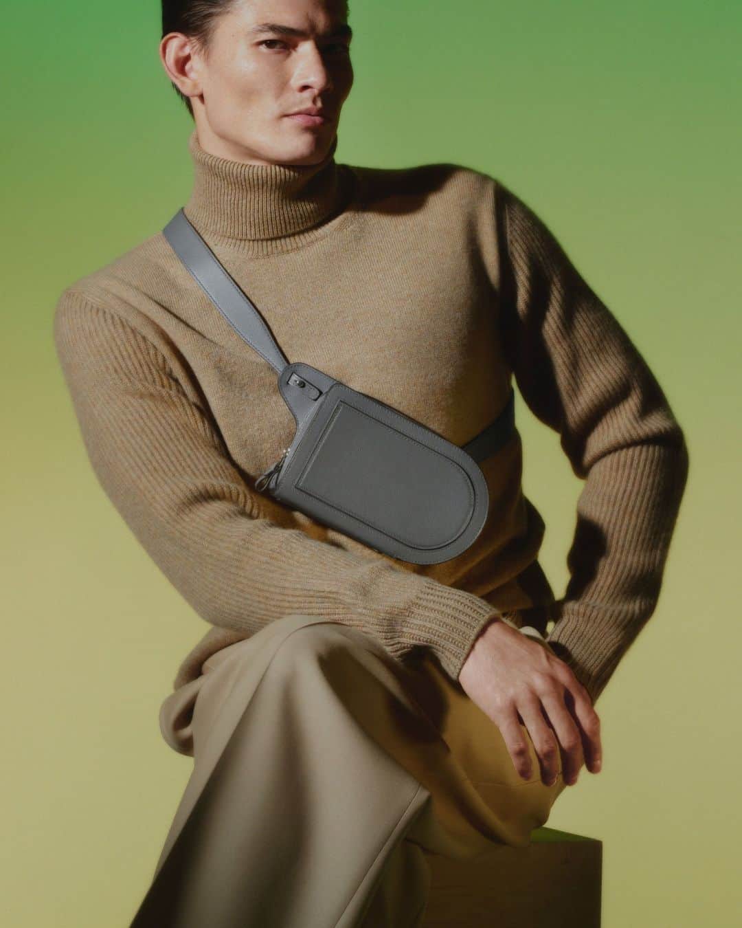 デルボーのインスタグラム：「Form and function⁣ ⁣ The Pin City is a study in thoughtful design. Crafted from Jumping Calf leather, the simplicity of its bullet-like silhouette belies the history of Delvaux craft and savoir-faire. Designed to be worn crossbody or as a shoulder bag, the Pin City is a lightweight, casual style for those on the go.⁣ ⁣ #Delvaux」