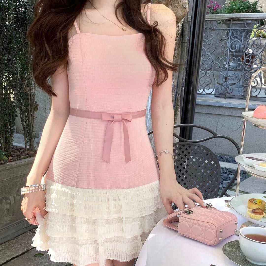 𝐵𝒐𝒖𝒒𝒖𝒆𝒕𝒅𝒆𝑴𝒂𝒓𝒊𝒆𝒆さんのインスタグラム写真 - (𝐵𝒐𝒖𝒒𝒖𝒆𝒕𝒅𝒆𝑴𝒂𝒓𝒊𝒆𝒆Instagram)「・  💍 𝐒𝐮𝐦𝐦𝐞𝐫 𝐝𝐫𝐞𝐬𝐬 𝐥𝐨𝐨𝐤 💍  この夏にぴったりなドレスを集めました🤍  特別な日のお出かけにおすすめです🪽  詳しくは商品タグをチェック🪞  --- #夏コーデ #ワンピース #ドレス #ガーリーコーデ #量産型コーデ #推しカラー #推し活 #メンカラコーデ #参戦服 #参戦服コーデ #推し色 #フレンチガーリーコーデ #ジャニオタさんと繋がりたい」7月25日 19時31分 - bouquetdemariee.shop