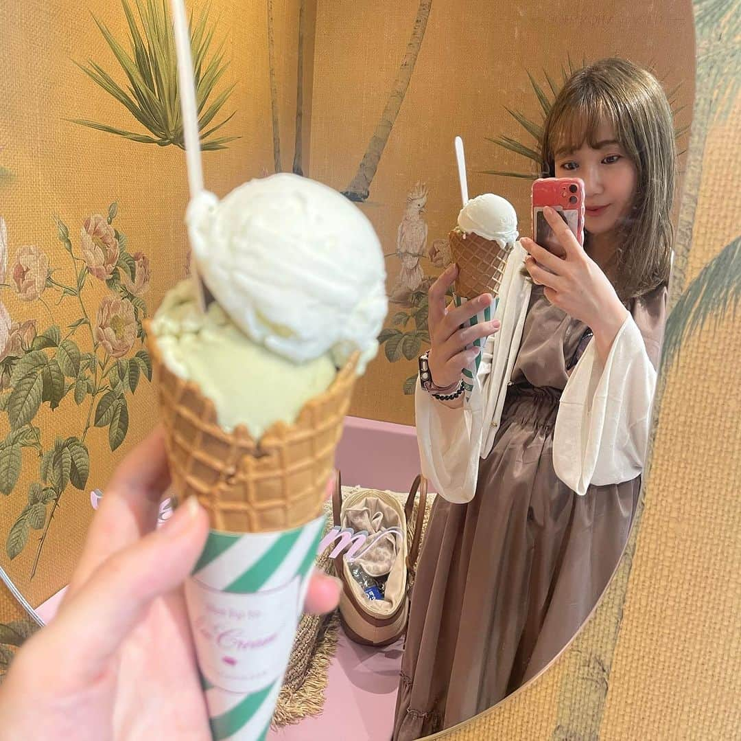 ericaさんのインスタグラム写真 - (ericaInstagram)「#herliptoicecream   Her lip to Ice Creamに行ってきたよん🍦  臨月も臨月ですが😆 これからどのペースでオタ活が出来るか分からないので 暑さも少し和らいだ時間に潜入💪  初日だったので大混雑&アイスの種類はほぼ選べませんでしたが 欲しいグッズが買えてよかった✌️  Rosierの大きめトートは陣痛バッグにピッタリの大容量！ 今後もマザーズバックとして使えそうな感じです🙏」7月25日 19時31分 - dngnchan