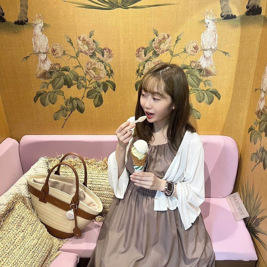 ericaのインスタグラム：「#herliptoicecream   Her lip to Ice Creamに行ってきたよん🍦  臨月も臨月ですが😆 これからどのペースでオタ活が出来るか分からないので 暑さも少し和らいだ時間に潜入💪  初日だったので大混雑&アイスの種類はほぼ選べませんでしたが 欲しいグッズが買えてよかった✌️  Rosierの大きめトートは陣痛バッグにピッタリの大容量！ 今後もマザーズバックとして使えそうな感じです🙏」