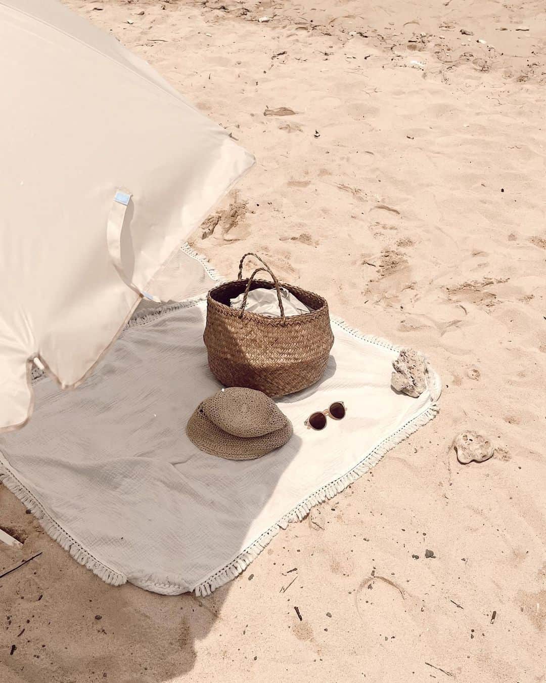 KONDOUMIYUのインスタグラム：「⁡ ⁡ ⁡ 海グッズは基本プチプラ 🧺 白い砂浜にぴったり🪽🤍 ⁡ ⁡」