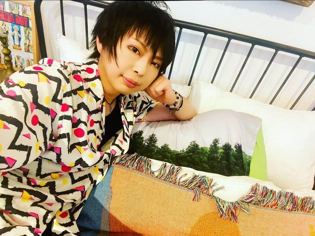 Kouichiさんのインスタグラム写真 - (KouichiInstagram)「こんばんわ🐣  今日は ・11/11(土)大阪Loft PlusOne West ・11/26(日)東京 中目黒トライ の先行申し込み当落選発表の日でしたね。  みんな結果はどうだったかな…？？🤔  俺は5/26名古屋で行ったトーク＆撮影会が あまりにも久しぶりすぎて 終始どぎまぎしちゃったから、今度こそシャキッ！！とやりたいと思います😅苦笑  申し込んでくれたみんなありがとね〜 みんなに会えるの、楽しみにしてるね❣️😌  #Japan #日本 #Rock #ロック #BAND #バンド #Kameleo #カメレオ #Bass #ベース #Kouichi #東京 #TOKYO #大阪 #OSAKA」7月25日 19時42分 - kamekouchian