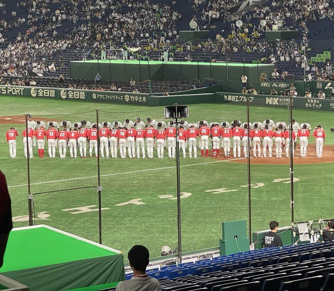 平野 早矢香のインスタグラム：「都市対抗野球⚾️ 先日所属するミキハウスの硬式野球部の応援に行ってまいりました📣 ・ 残念ながら敗戦とはなりましたが、見応えのある試合でした！！！日本通運さん強かったです👏 ・ 昨年の都市対抗野球の時にはお腹の中にいた娘が誕生し、今年はミキハウスの木村社長はじめ、社員の皆さんにご挨拶をしたり抱っこしてもらったり☺️ミキハウスのお洋服を着させての野球観戦最高でした🙌ぐずったら途中で帰るようかなぁ…なんて思っていたら賑やかな応援の中コテン💤なかなか肝が据わっています😂 ・ 夫もとても楽しかったようで、来年も必ず応援に行くぞー！！とすでに来年を楽しみにしています🎵 ミキハウス硬式野球部の皆さん、お疲れさまでした😆 ・ #ミキハウス #ミキハウス硬式野球部 #都市対抗野球⚾️ #お疲れさまでした✨ #家族で初の #野球観戦 #楽しかった🎵 #木村皓一社長にも #抱っこしてもらいました #代表挨拶もさせていただきました🎤 #緊張しました😂 #賑やかな応援の中でも #寝ます💤👶 #来年も応援に行くぞー」