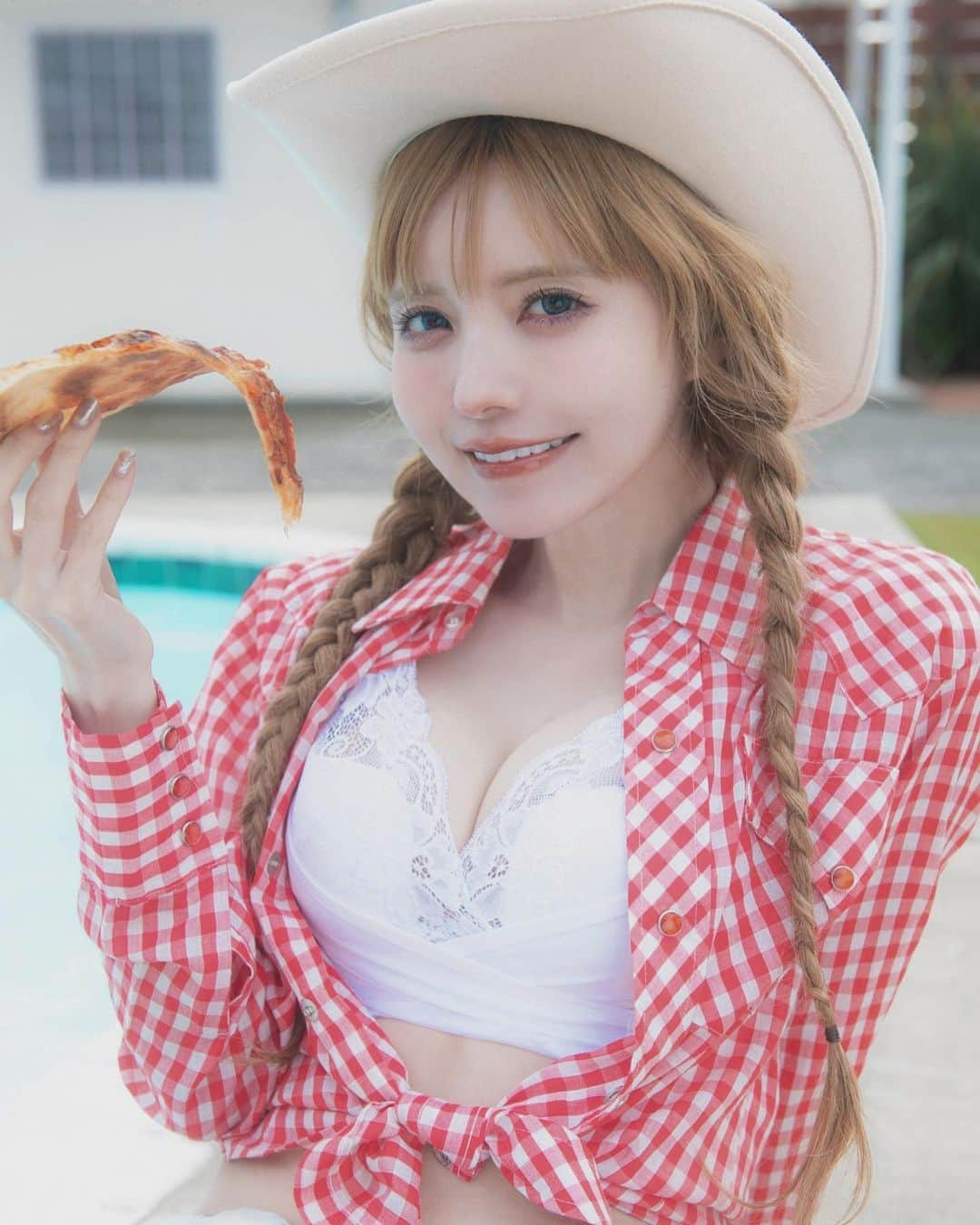 益若つばささんのインスタグラム写真 - (益若つばさInstagram)「ピザ🍕  好きな具はテリヤキチキンです。あと全部チーズのやつにハチミツみたいなメイプルシロップかけるみたいなやつ美味しいの最近知った。🍯  なんの具好きなの？  #pgrandi #bra #ootd #underwear#underwearmodel #shooting #fashion #westernfashion」7月25日 19時37分 - tsubasamasuwaka1013