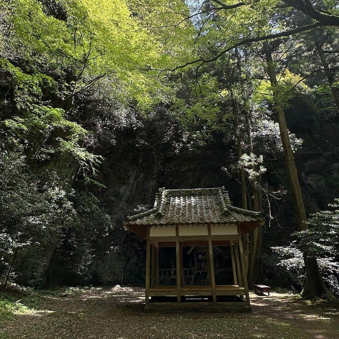 宇田恵菜さんのインスタグラム写真 - (宇田恵菜Instagram)「Nagasaki Trip 4月の長崎旅行ログ　一部佐賀あり  ①② 小長井町　#フルーツバス停 その名の通り、有明海沿いのバスの停留所が、フルーツ！ カブを停めて撮ってる人がいて、いーなー！！てなっちゃった！  ③④佐賀県鹿島市　祐徳稲荷神社 見た目から美しく、軽く山を登ってお参りも可能。  ⑤佐賀県　大魚神社の水中鳥居 干潮の時に鳥居を歩いてくぐれる！かつ、満潮でも鳥居が浮いていて美しい。  ⑥⑦長崎県雲仙市 岩戸神社 全くもって、知られていない山の中にある神社。30分ほどの往復で１組にしか遭遇しなかった。 ただ、参道の音、静けさの中の山の音、空気、どれをとっても素晴らしい。　google map開いた時に、ぱっとそこに呼ばれた笑  ⑧⑨⑩長崎県大村市　松本ツツジ園 春には満開で壁のようなツツジと、ネモフィラが満開になる！ ベストシーズンではなかったけど、たくさんのお花に囲まれて女性らしい気持ちを思い出させてくれる。  ------------------------------- #casting  #actress #shortfilm #キャスティング  #役者  #filmingcrew #filming #撮影中 #撮影クルー #leadactress #女優 #actresslife #スチール撮影 #黒髪 #blackhair 　#愛媛出身 #不動産女子 #japaneseactress  #長崎グルメ　#長崎旅行」7月25日 19時43分 - ena2727