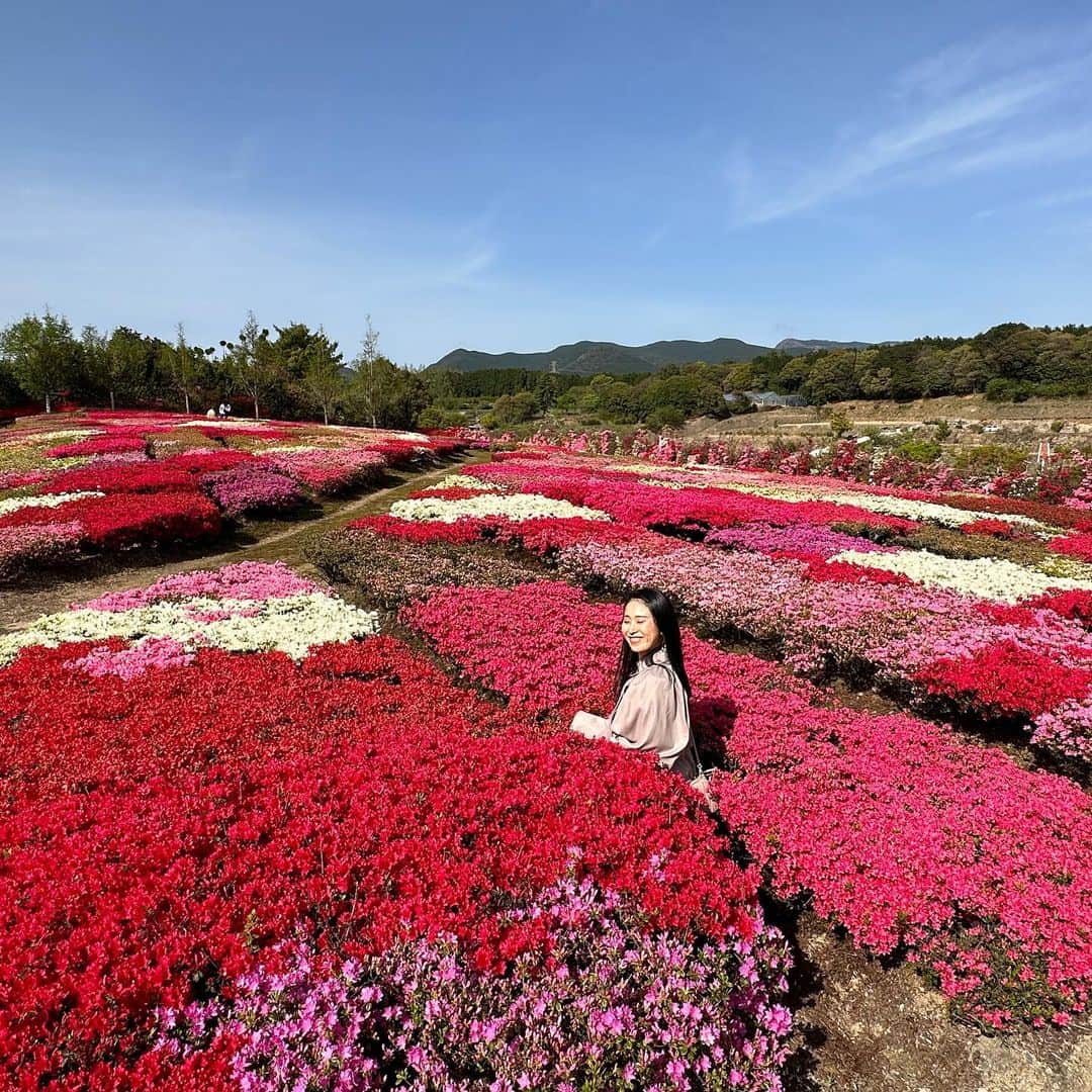 宇田恵菜さんのインスタグラム写真 - (宇田恵菜Instagram)「Nagasaki Trip 4月の長崎旅行ログ　一部佐賀あり  ①② 小長井町　#フルーツバス停 その名の通り、有明海沿いのバスの停留所が、フルーツ！ カブを停めて撮ってる人がいて、いーなー！！てなっちゃった！  ③④佐賀県鹿島市　祐徳稲荷神社 見た目から美しく、軽く山を登ってお参りも可能。  ⑤佐賀県　大魚神社の水中鳥居 干潮の時に鳥居を歩いてくぐれる！かつ、満潮でも鳥居が浮いていて美しい。  ⑥⑦長崎県雲仙市 岩戸神社 全くもって、知られていない山の中にある神社。30分ほどの往復で１組にしか遭遇しなかった。 ただ、参道の音、静けさの中の山の音、空気、どれをとっても素晴らしい。　google map開いた時に、ぱっとそこに呼ばれた笑  ⑧⑨⑩長崎県大村市　松本ツツジ園 春には満開で壁のようなツツジと、ネモフィラが満開になる！ ベストシーズンではなかったけど、たくさんのお花に囲まれて女性らしい気持ちを思い出させてくれる。  ------------------------------- #casting  #actress #shortfilm #キャスティング  #役者  #filmingcrew #filming #撮影中 #撮影クルー #leadactress #女優 #actresslife #スチール撮影 #黒髪 #blackhair 　#愛媛出身 #不動産女子 #japaneseactress  #長崎グルメ　#長崎旅行」7月25日 19時43分 - ena2727
