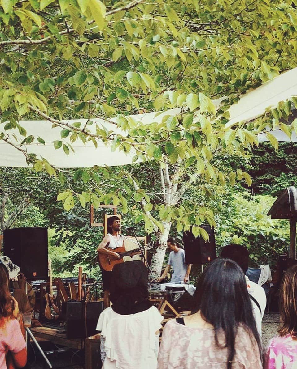 三宅洋平のインスタグラム：「7/23 小森のマルシェ LIVE BEER CAMP!! ありがとうございます。  7/24 太陽系を45周しました。  7/25 今週末の空中水泳との三重・愛知3daysの支度に入りました。  やはりDJに行くにはレコードを入れるジュラルミンケースが欲しくなるな。探そう。  追記)前回すぐに売り切れてリクエストの多かった鍋の取手仕様のノコ鎌、再入荷しました。 miyakestore.com」