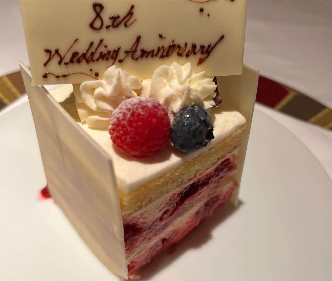 和央ようかさんのインスタグラム写真 - (和央ようかInstagram)「Happy 8th pre anniversary celebration at our favorite place 🥂❤️👍  8回目の結婚記念日のお祝いを結婚記念日前日に私達の大好きな場所で❤️😊🥂👍  ありがとう  #takakoworldstylin🌎 #takakotokyostylin🇯🇵 #lifestyle #anniversary #happy8thanniversary #結構記念日#yokawao#和央ようか#レセゾン」7月25日 19時51分 - yokawao0215