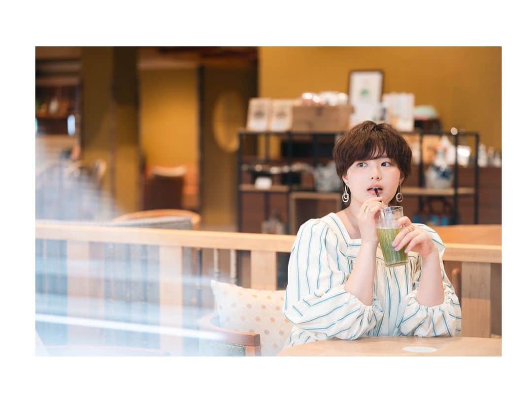 箭内夢菜のインスタグラム：「横バージョンオフショット︎です︎☺︎  私が大好きな自然がいっぱいで、とてもリラックスしながら撮影できました☺️🌱 しんじょう君も初めましてだったのですが、本当にかわいすぎて🥺 一瞬でファンになりました。  そしてなんと 旅色さんが、お誕生日をお祝いしてくださいました..！！🥲🎂💕 なんてかわいいしんじょう君ケーキ😭❤️ すごく幸せでした..  本当に本当にありがとうございました🥺✨️   #月刊旅色8月号  #旅色」