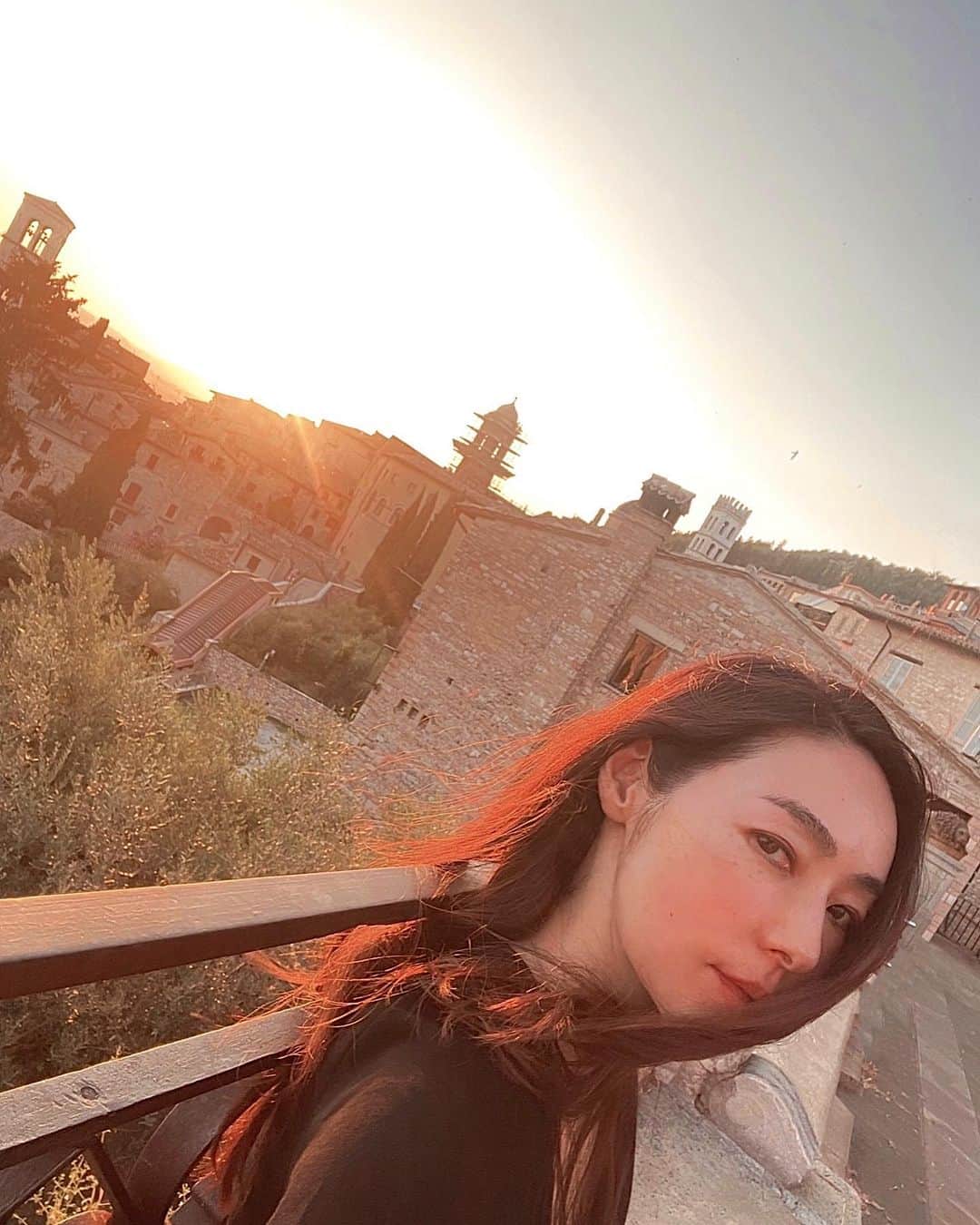 霧島れいかのインスタグラム：「夕陽をただ見る。 普段からとても好きな時間です。 気持ちの整理やバランスを取る そんな時間のような気もします。  人生初のストライキ経験は 正直、動揺しました🤭🇮🇹 全てどうにもならなければ 野宿する覚悟でいました。 身の危険の心配はもちろんですが （寝ずに教会前にいれば大丈夫か？とか） 全身蚊に刺されるの 死んでも嫌だな…  ひー…。 初ストライキで初野宿⁈ それは凄い経験になるかも！ そんなふうにも考えておりました🤭  #italy #perugia  #umbria #assisi #sunset」