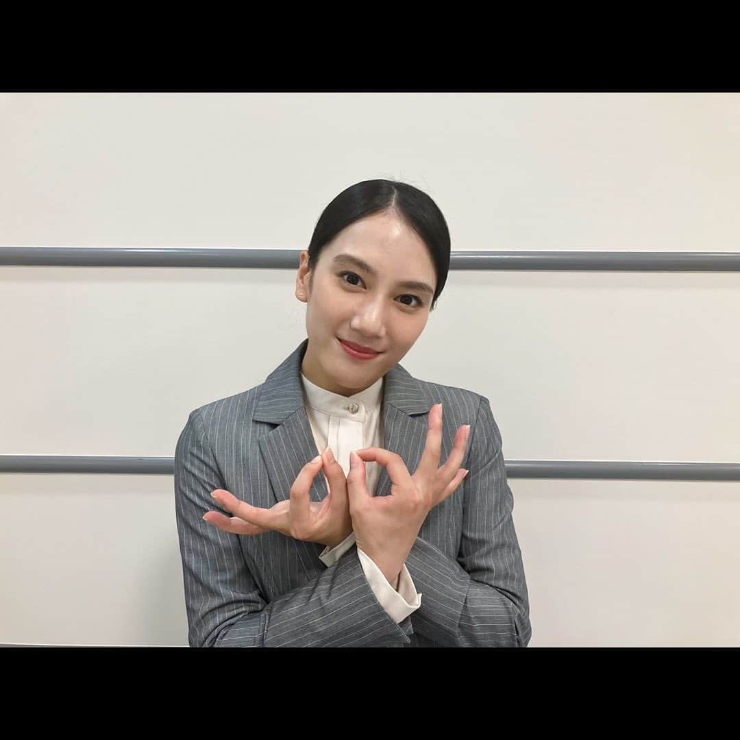 山本千尋さんのインスタグラム写真 - (山本千尋Instagram)「. いよいよ本日25時から ドラマストリーム『埼玉のホスト』第1話が放送されます🎎✨ とてもドキドキしております。皆様、少し夜更かしして観て頂けると嬉しいです。  そして、Netflixでも先行配信中です！ 是非何度でも観て頂きたい沢山の愛に溢れたドラマです。よろしくお願い致します👩‍💻  #TBS #ドラマストリーム #埼玉のホスト #1話に因んで #埼玉ポーズ #雛人形」7月25日 19時46分 - chihirooyamamotoo