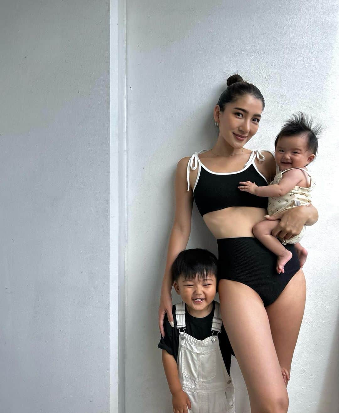HARUEのインスタグラム：「Love being a mom🫶🏼🩷  ２人とも笑顔で撮れたお気に入りショット☺️  #momlife」