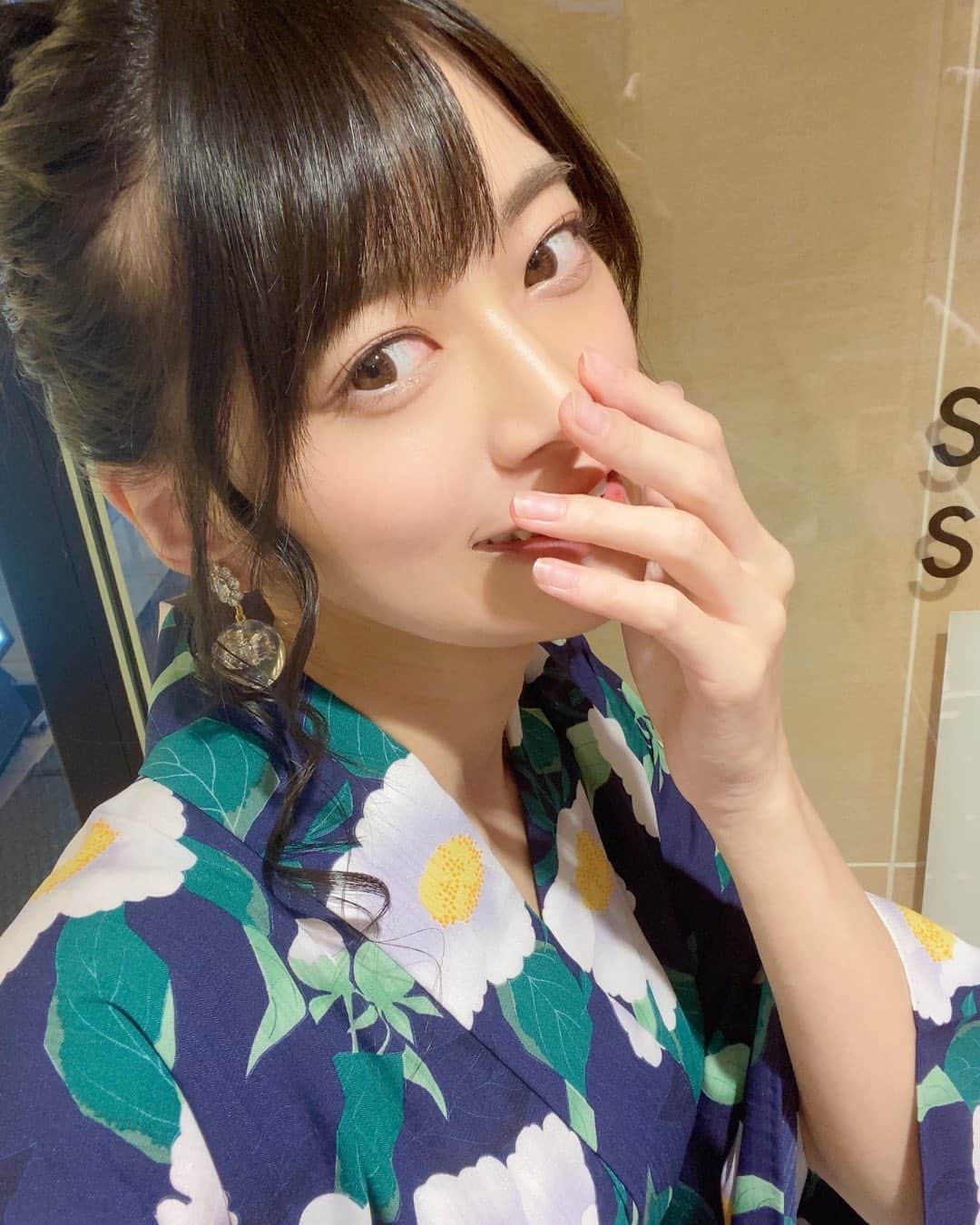 藤田いろはのインスタグラム：「⁡ 白椿の花言葉、知ってる？ 私にぴったりだよね🤍 ⁡ ⁡」