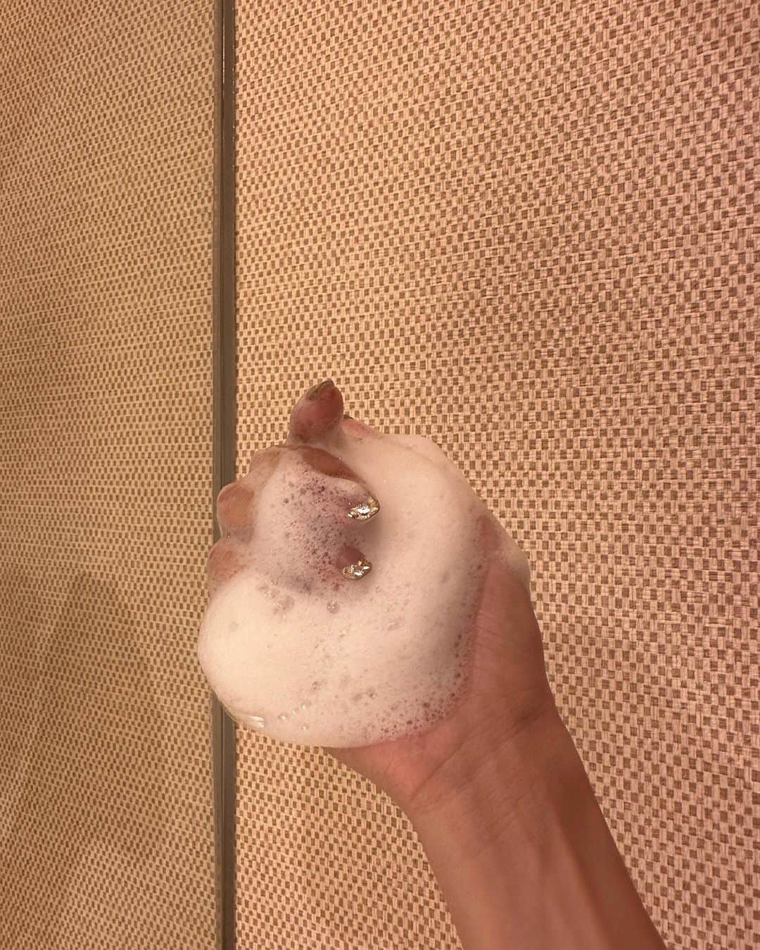 志田友美（ゆうみん）のインスタグラム：「🫧🤍  アカチャンホンポ全店でnicoせっけんが GETできるとの事で…買いに行ってきました🫧🧼  敏感肌でも使えるオーガニック石鹸で 保湿力がすごいから洗い上がりがしっとり🫶🏼  我が家は娘だけじゃなくみんなで使ってる！  実はWEB購入だとお得に購入できるみたいなので ストーリー、ハイライト見てみてください🔍  そして近くにアカチャンホンポがある方はぜひ行ってみてね🩷  #PR #アカチャンホンポ #nicoせっけん」