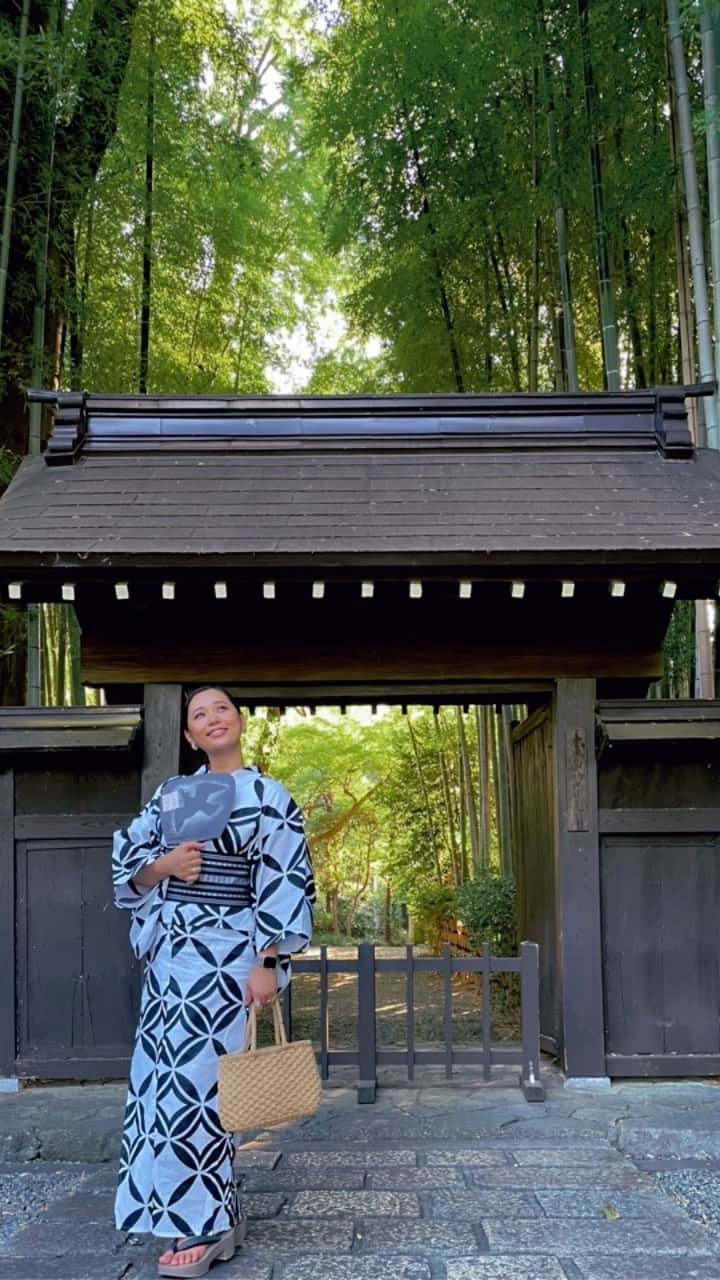 二宮愛のインスタグラム：「ep【Swimming Baby (Deluxe)】 🤍2023.Aug.02 on stream🤍  🖤LINK IN MY BIO🖤 https://lnk.to/AN_SBD ________________  なんちゃってミニマリストとして、洋服の数を制限しているのですが、着物・浴衣・帯に関しても頑張ってます。  ズボラな自分の性格には、少ない数を着回す方が、物を大切に出来るなぁと思います。  5枚の浴衣と、2枚の絽の着物。 浴衣は今のところ、全て綿素材だし4/5はプレタ。ばっしばし使って、がっしがし洗うぞ！！目指せ普段着和装。  次増やすなら、セオαとか麻で誂ってもらいたいなー。  1.白地に花唐草、綿紅梅 2.白、阿波しじら織 3.黒、阿波しじら織 4.白地に百合、綿紅梅 5.白地に七宝柄、綿紅梅  という、シンプルなラインナップ。 1.2.3は夏着物としても使えるものなので、襦袢の有無で雰囲気がガラッと変わります。 4.5は、柄的に浴衣のみですねー ________________ #浴衣 #浴衣女子 #浴衣コーデ #1週間コーデ」
