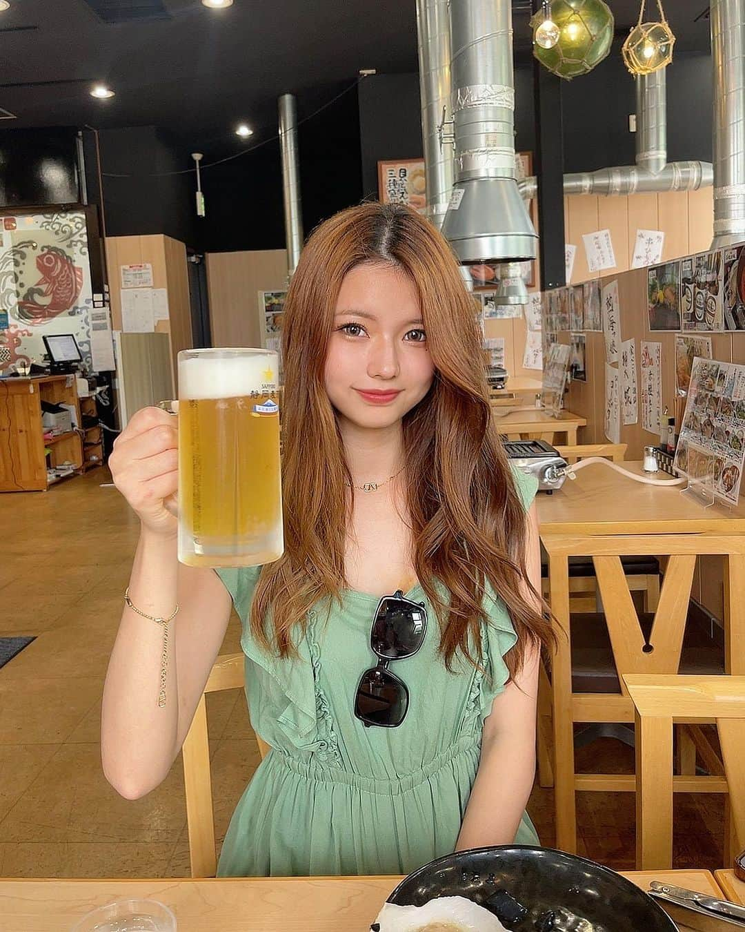 LUNAのインスタグラム：「ビールと浜焼きほど相性良いものは無いッ！🍺  #道の駅伊東マリンタウン にある #伊豆浜焼本舗 に行ってきたよ~🐻  オープン早々の11時に行ったんだけど、午前中からのむビールはやっぱり美味しい。。😝  大好きな海鮮を自分の前で焼いて食べれるの!（めんどくさい人はキッチンで焼いたものも頼めるよ）  道の駅にあるから寄りやすいし、 お土産買いがてらにもおすすめ👍  #浜焼き#伊東グルメ #伊東温泉 #伊豆旅行 #伊豆グルメ#伊豆観光 #熱海旅行#熱海グルメ #熱海カフェ #熱海サンビーチ #ビール女子#酒好き女子 #居酒屋グルメ #居酒屋巡り #グルメ女子#浜焼き食べ放題 #海鮮好き#海鮮居酒屋#ゴルフ女子#ノースリーブワンピ#ロングヘアアレンジ」