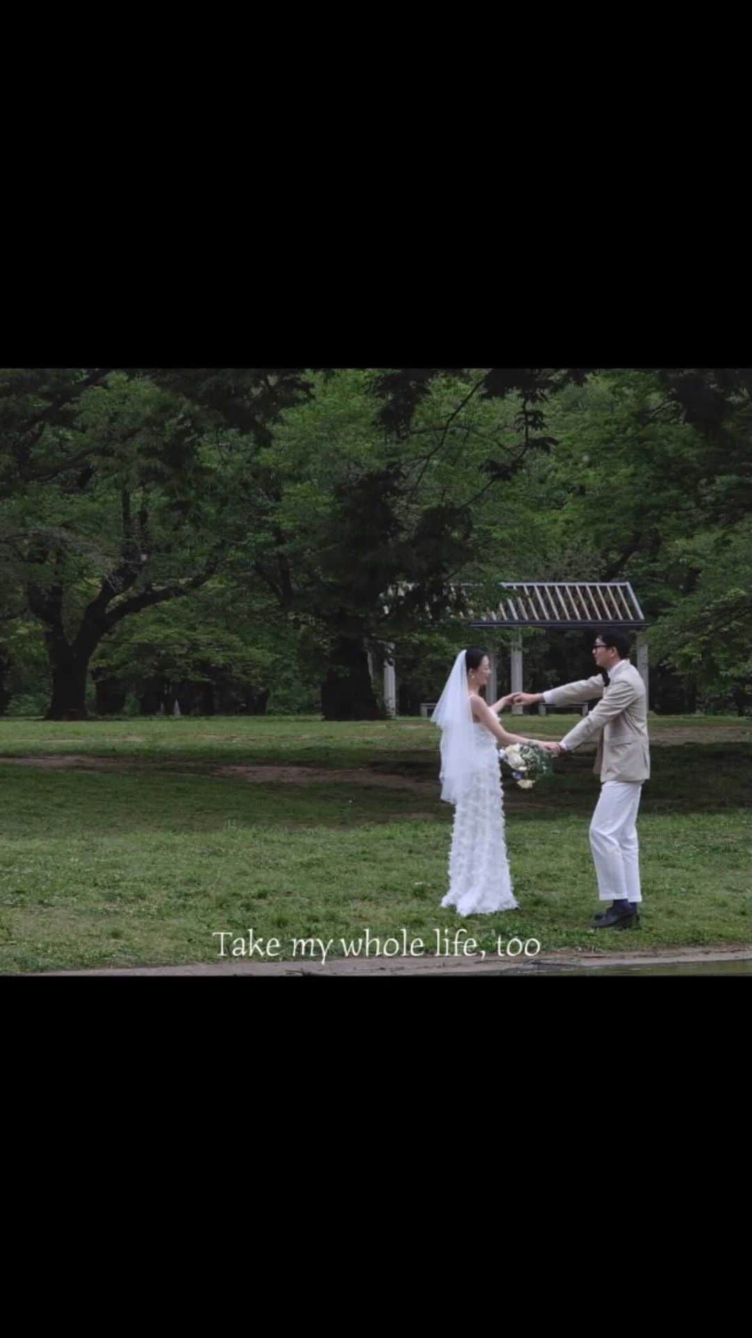 加藤愛里クリスティーナのインスタグラム：「Kazuho&Eri wedding ceremony  Opening movie🎥   映画のワンシーンをイメージして 2人のテイストに合わせてスローな動画に☺︎  くし子とは大学生の頃、アメリカンイーグルのバイトで一緒になって 卒業後もお互い東京で 嫌なことがあったらすぐ電話したりお泊まり行ったり なんでも話せる家族 ずほは、基本ネジ外れてるけど真面目で頼もしくて くし子のことを誰よりも心の底から愛してて くし子の代わりに怒ったこともあるけど笑 それくらい大好きな2人の大切な日に沢山お手伝いができて、2人の色んな表情を直接見れた私は幸せ者だわ  今回作成した全てのクリエイティブは私から2人への親友孝行プレゼント💖 2人の未来が素敵な笑顔で溢れますように！ これからもカメラ持っておっかけするからよろちく😘 愛してる！」