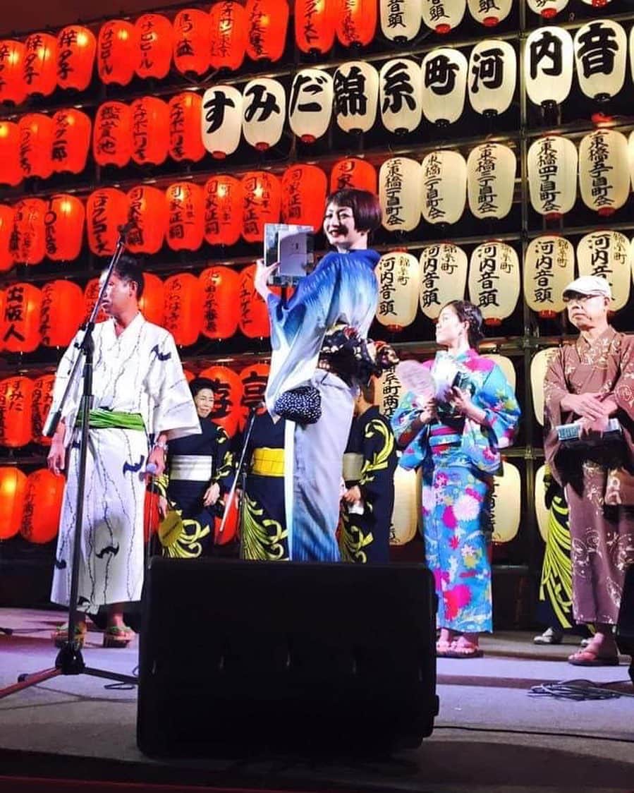 野本かりあのインスタグラム：「松江には盆踊りが無い。 人柱伝説のせいらしいけれど。 盆踊りは、見知らぬ人達と円になって 同じ振り付けの踊りを繰り返し繰り返し踊る。 その一体感とループする感じが とても好きなの。 とりあえず、浴衣を実家から送って貰って、今年は久しぶりに着よう❣️ 盆踊り無くとも、勝手に踊りゃあ良いわね。 #盆踊り #浴衣 #2015河内音頭」