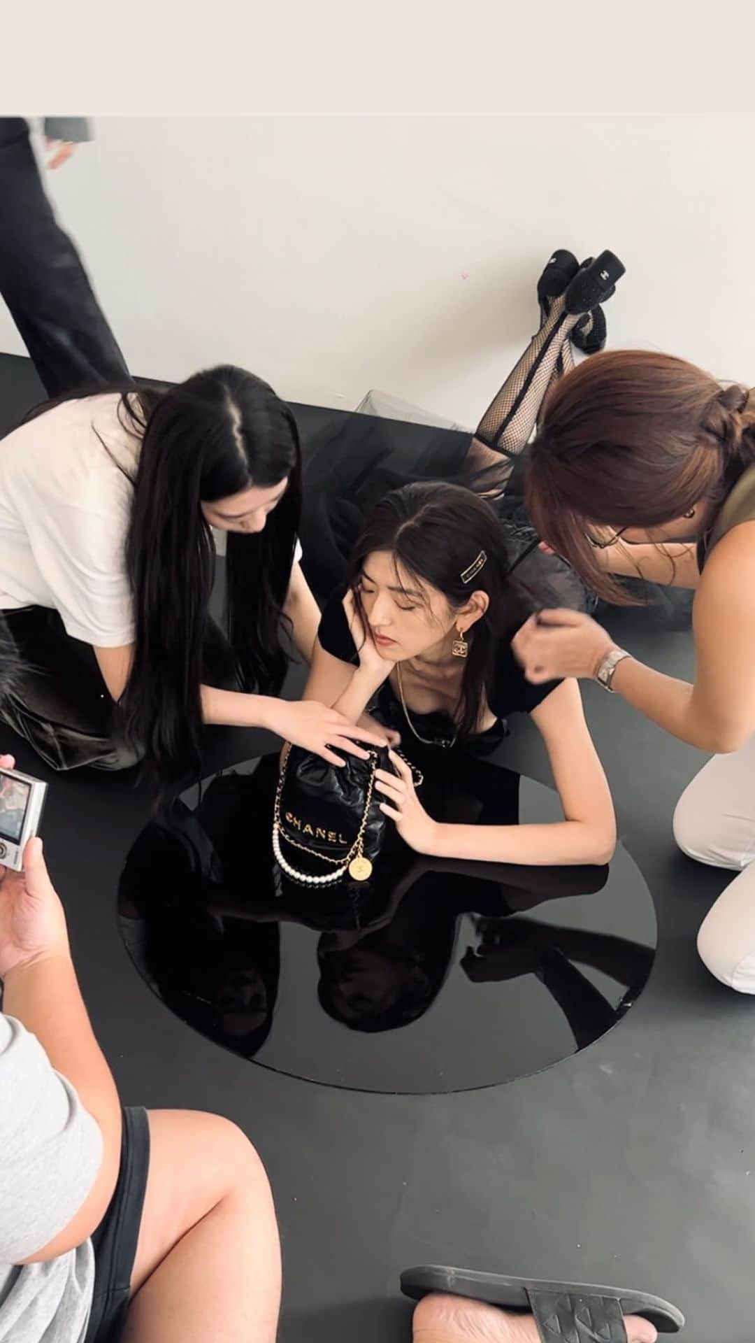 畑井咲耶のインスタグラム：「Off shot🎞️  @bagaholicboy  @chanelofficial  #chanel」