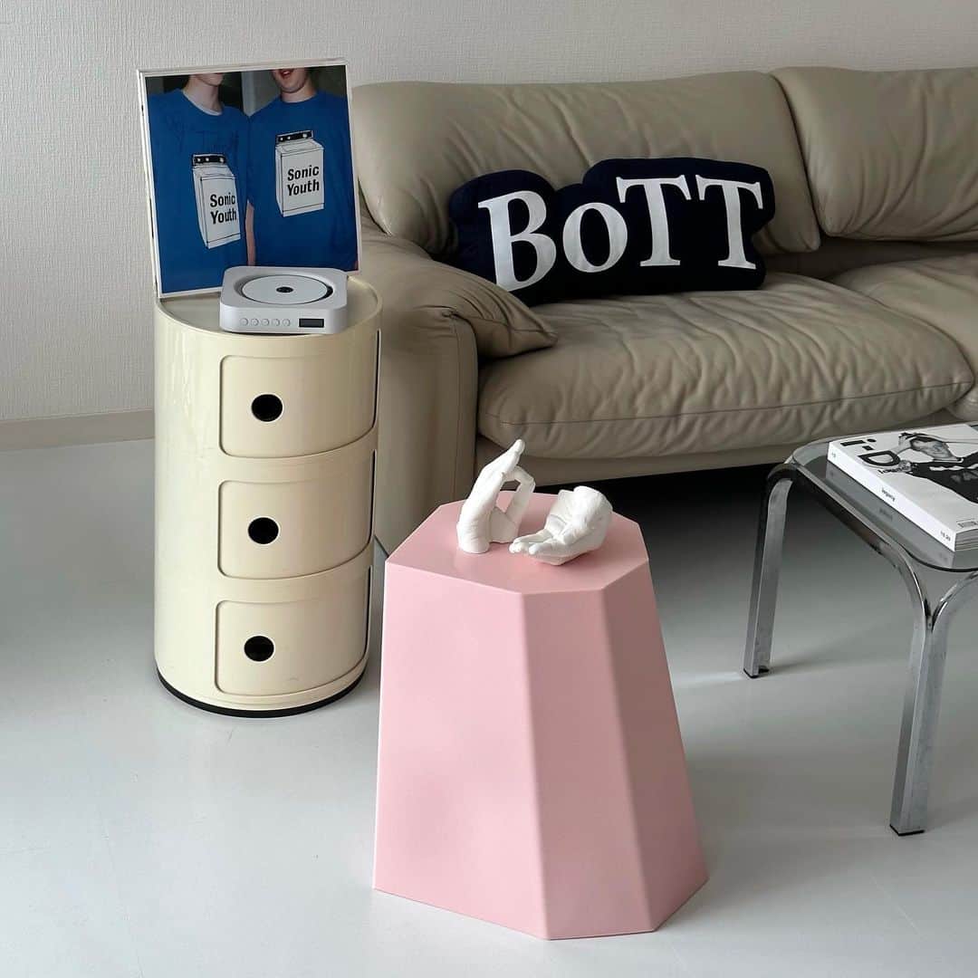 KEIのインスタグラム：「✨Baby pink stool✨ 部屋に色のある家具が少なくて何か一つ可愛いのを買おうって決めててこれをゲットした！ アーノルドサーカススツールのベイビーピンク🧠 モノ置ける、座れる、裏返すと収納にもなる便利すぎ〜大優勝 #arnoldstool」