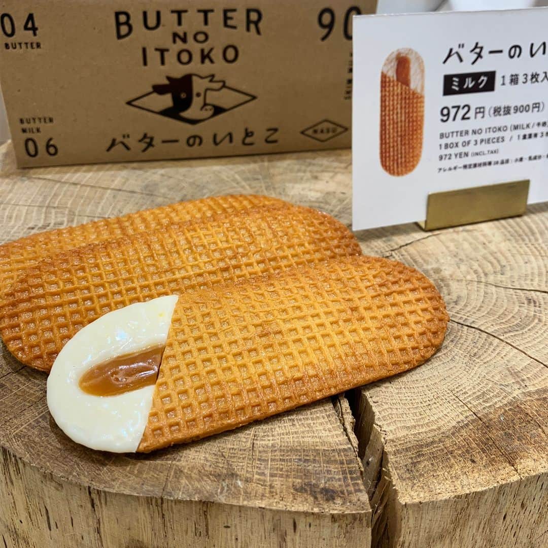 daimarusapporoさんのインスタグラム写真 - (daimarusapporoInstagram)「〈バターのいとこ〉OPEN🥰 地1階 ほっぺタウンに、栃木発の人気スイーツ〈#バターのいとこ〉がオープン🎊  バターを作る過程で生まれた「スキムミルク(無脂肪乳)」を使った新感覚のお菓子。 ふわふわ、しゃりっとした食感と濃厚なおいしさがたまりません😳  店頭では ・ミルク ・チョコ ・塩キャラメル ・あんバター の4種類と、詰め合わせやラスクを販売中！ あんバター味は、北海道産の「大納言小豆」を使用した北海道限定商品です😉  話題の味も、北海道限定の味も。 ぜひ店頭でチェックしてみてください！  場所：地1階 ほっぺタウン洋菓子売場(エスカレーター前)  #大丸札幌 #札幌スイーツ #sapporoswwwts #北海道スイーツ #北海道限定 #あんバター #バタースイーツ #手土産スイーツ」7月25日 19時57分 - daimarusapporo