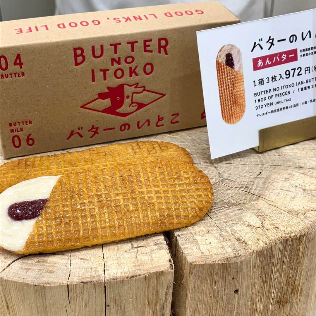 daimarusapporoさんのインスタグラム写真 - (daimarusapporoInstagram)「〈バターのいとこ〉OPEN🥰 地1階 ほっぺタウンに、栃木発の人気スイーツ〈#バターのいとこ〉がオープン🎊  バターを作る過程で生まれた「スキムミルク(無脂肪乳)」を使った新感覚のお菓子。 ふわふわ、しゃりっとした食感と濃厚なおいしさがたまりません😳  店頭では ・ミルク ・チョコ ・塩キャラメル ・あんバター の4種類と、詰め合わせやラスクを販売中！ あんバター味は、北海道産の「大納言小豆」を使用した北海道限定商品です😉  話題の味も、北海道限定の味も。 ぜひ店頭でチェックしてみてください！  場所：地1階 ほっぺタウン洋菓子売場(エスカレーター前)  #大丸札幌 #札幌スイーツ #sapporoswwwts #北海道スイーツ #北海道限定 #あんバター #バタースイーツ #手土産スイーツ」7月25日 19時57分 - daimarusapporo