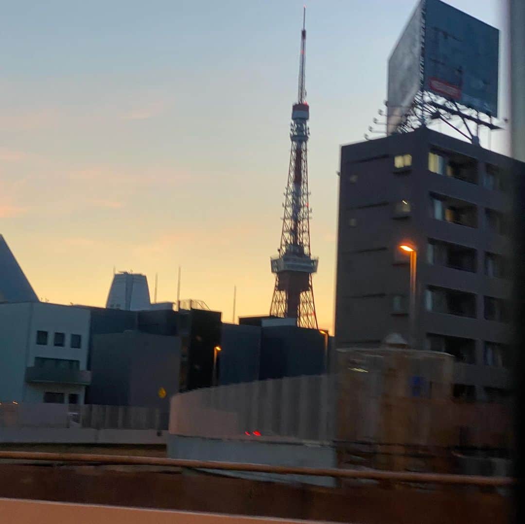 中野明海さんのインスタグラム写真 - (中野明海Instagram)「2023.7.25 火曜日　 早朝 4時に出発、  ウチのビオトープに毎年咲いてくれる睡蓮。 白メダカ  朝日が昇る直前の東京の街。 真横からの光。 ブルー、パープル、ピンクとオレンジ、 美しい一瞬。  そしてお台場のサバンナに立つ 大好きなガントリークレーン達。  暑い一日😅☀️ 今日もお疲れさまでした😽🙏🏻✨  #睡蓮 #朝焼け #🗼 #東京駅 #お台場 #ガントリークレーン」7月25日 19時58分 - akeminakano__official