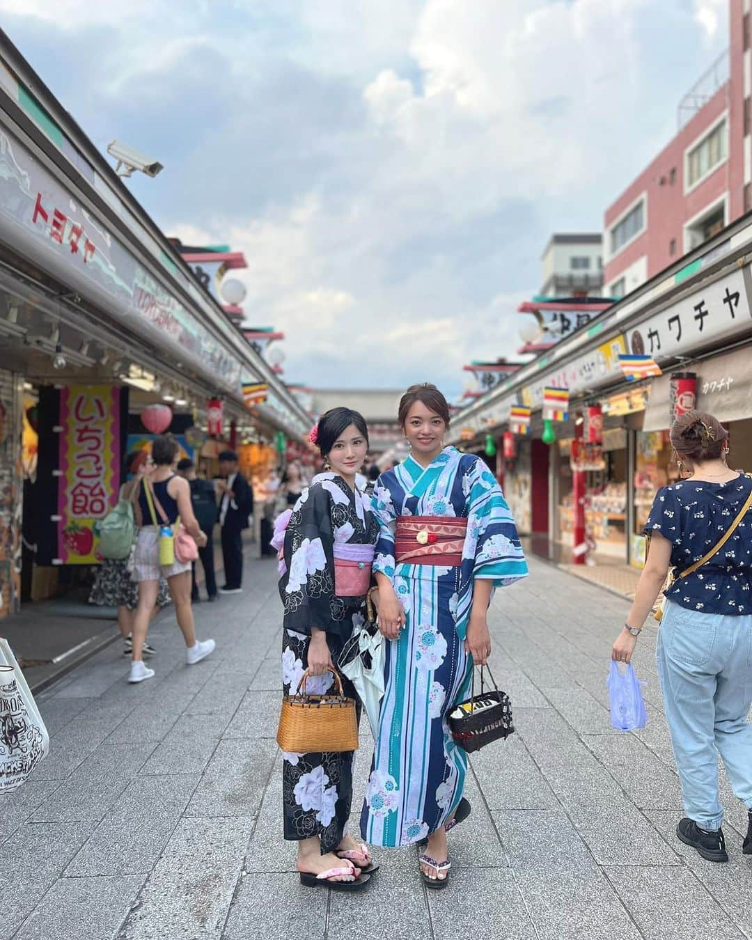 宮藤あどねのインスタグラム：「レンタル浴衣が出来る浅草の虹さん @asakusa_kimono.niji にて…浴衣を着付けていただきました💕💕with モニカちゃんと🥰 @x.monika86.x   お着付けもヘアセットも上手ですごく迅速に用意してくださって神でした…😭ありがとうございます！写真を撮ってくれた326さんありがとうございます。。 @nakamura326   モニカちゃんとはキャラも何も全然違うけど仲良くしてくれて嬉しい。オーディションの待ち時間に煮干し出汁のラーメン屋さんのとなり六本木の雑居ビルの外側に待たされてて、まーじ、待たされて、暇すぎて「今の時間で煮干しラーメン食べれたよね？」って目の前にいたモニカさんが爆美女なのでお喋りしていたらなんだか意気投合して後日会いに行って気付けば5年。こんなカッコよくて素敵な子いない。本当に神さま出逢わせてくれてありがとう😭💕  中々お互いに忙しくてスケジュール合わないから数時間だけだったけど夏の思い出💕🥰 虹さん🌈本当にありがとうございました😭 時差投稿😘  ・  ・  ・  PR @asakusa_kimono.niji #浴衣レンタル #浅草レンタル浴衣 #浅草浴衣レンタル #浅草レンタル着物 #浅草ネイルサロン虹 #浅草着物レンタル虹 #浅草着物レンタル」