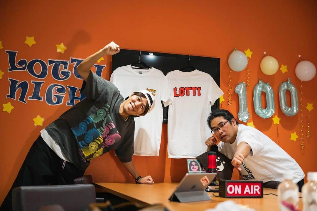 のインスタグラム：「⠀ YouTube生配信「ロッチナイト」  毎週月曜日22時から約1時間、 中岡君とただただお喋りしてるだけの配信ですが、今週で100回目を迎える事ご出来ました！  いつも視聴してくれてる皆様ありがとうございます。 これからもよろしくお願いします。  100回目という事で？ハナコ秋山と、かが屋加賀が「おめでとう」を言いに来てくれました。 そしてアーカイブの写真と配信前ショットは加賀カメラマンが撮ってくれました！ 素敵な写真ばっかりなので、見てやって下さい。」